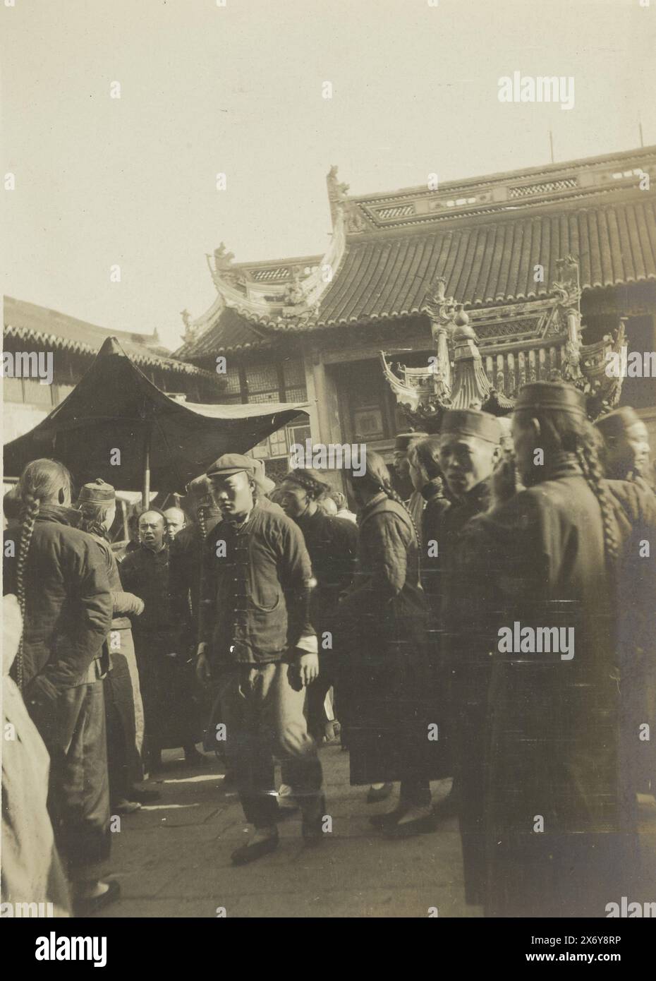 Piazza del mercato di China Town (titolo sull'oggetto), sulla piazza del mercato di Shanghai, tra i cinesi. Parte dell'album fotografico di Dolph Kessler con le foto che ha realizzato durante il suo soggiorno in Inghilterra e in un viaggio nel mondo ha intrapreso come segretario di Henri Deterding (direttore della Royal Oil) nelle Indie Orientali olandesi, in Giappone, in Cina e negli Stati Uniti, tra il 1906 e il 1908. Geldolph Adriaan Kessler (Dolph), Shanghai, dopo il 16 marzo 1908 - prima del 2 aprile 1908, cartone, stampa in gelatina argento, altezza, 100 mm x larghezza, 74 mm, altezza, 363 mm x larghezza, 268 mm Foto Stock
