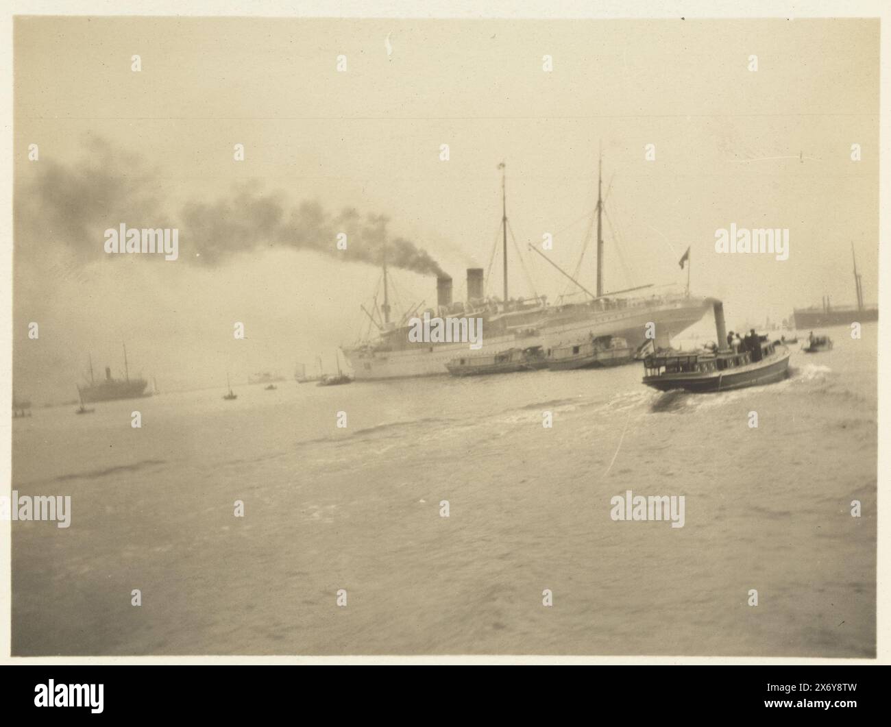 L'imperatrice dell'India (titolo sull'oggetto), la nave l'imperatrice dell'India (Canadian Pacific Steamer Empress of India) nel porto di Yokohama prima di partire per Vancouver. Parte dell'album fotografico di Dolph Kessler con le immagini che ha realizzato durante il suo soggiorno in Inghilterra e in un viaggio mondiale che ha intrapreso come segretario di Henri Deterding (direttore della Royal Oil) nelle Indie Orientali olandesi, Giappone, Cina e Stati Uniti, tra il 1906 e il 1908. Geldolph Adriaan Kessler (Dolph), Yokohama, 16-apr-1908 - 17-apr-1908, cartone, stampa in argento gelatina, altezza, 82 mm x larghezza, 108 mm x altezza, 363 mm Foto Stock