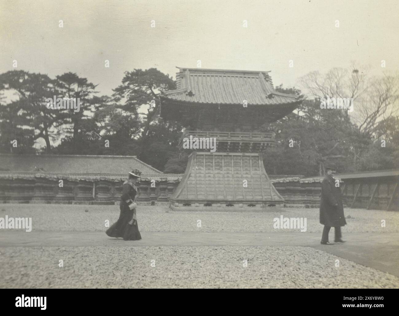 Temple Tokyo (titolo sull'oggetto), compagni di viaggio di Dolph Kessler in un tempio di Tokyo. Parte dell'album fotografico di Dolph Kessler con le foto che ha realizzato durante il suo soggiorno in Inghilterra e in un viaggio nel mondo ha intrapreso come segretario di Henri Deterding (direttore della Royal Oil) nelle Indie Orientali olandesi, in Giappone, in Cina e negli Stati Uniti, tra il 1906 e il 1908. Geldolph Adriaan Kessler (Dolph), Tokyo, dopo il 2 aprile 1908 - prima del 6 aprile 1908, cartone, stampa in gelatina argento, altezza, 74 mm x larghezza, 100 mm, altezza, 363 mm x larghezza, 268 mm Foto Stock