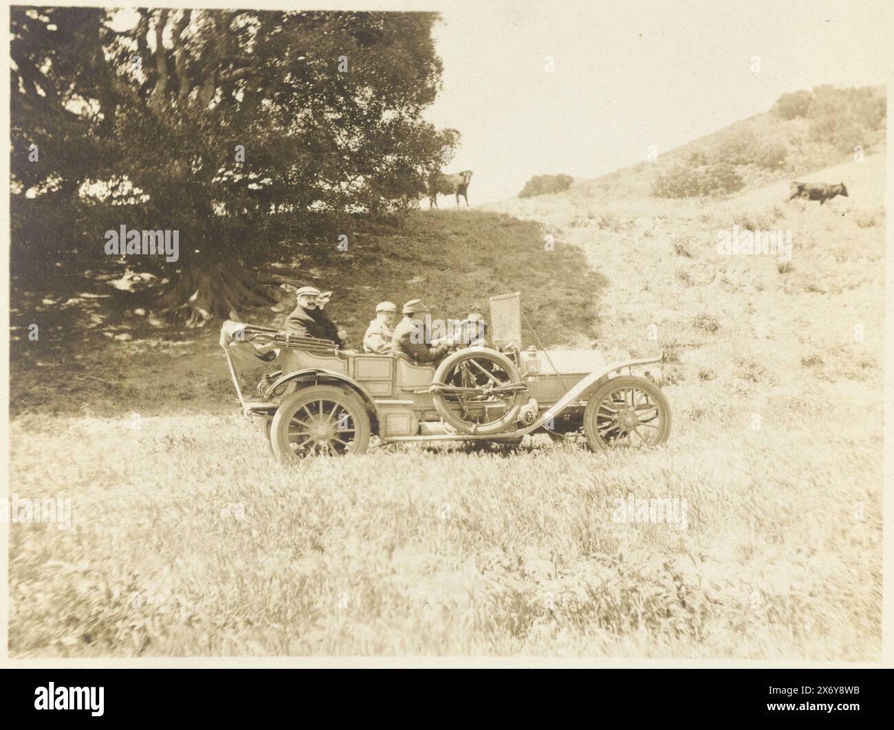 Un'auto potente (titolo su oggetto), il gruppo viaggiante in un'auto durante il viaggio lungo i campi petroliferi negli Stati Uniti, guidato da Mr. Crocker. Parte dell'album fotografico di Dolph Kessler con le foto che ha realizzato durante il suo soggiorno in Inghilterra e in un viaggio nel mondo ha intrapreso come segretario di Henri Deterding (direttore della Royal Oil) nelle Indie Orientali olandesi, in Giappone, in Cina e negli Stati Uniti, tra il 1906 e il 1908. Geldolph Adriaan Kessler (Dolph), Stati Uniti d'America, 2-maggio-1908 - 3-maggio-1908, cartone, stampa in argento gelatina, altezza, 82 mm x larghezza, 108 mm, altezza, 363 mm x larghezza, 268 mm Foto Stock