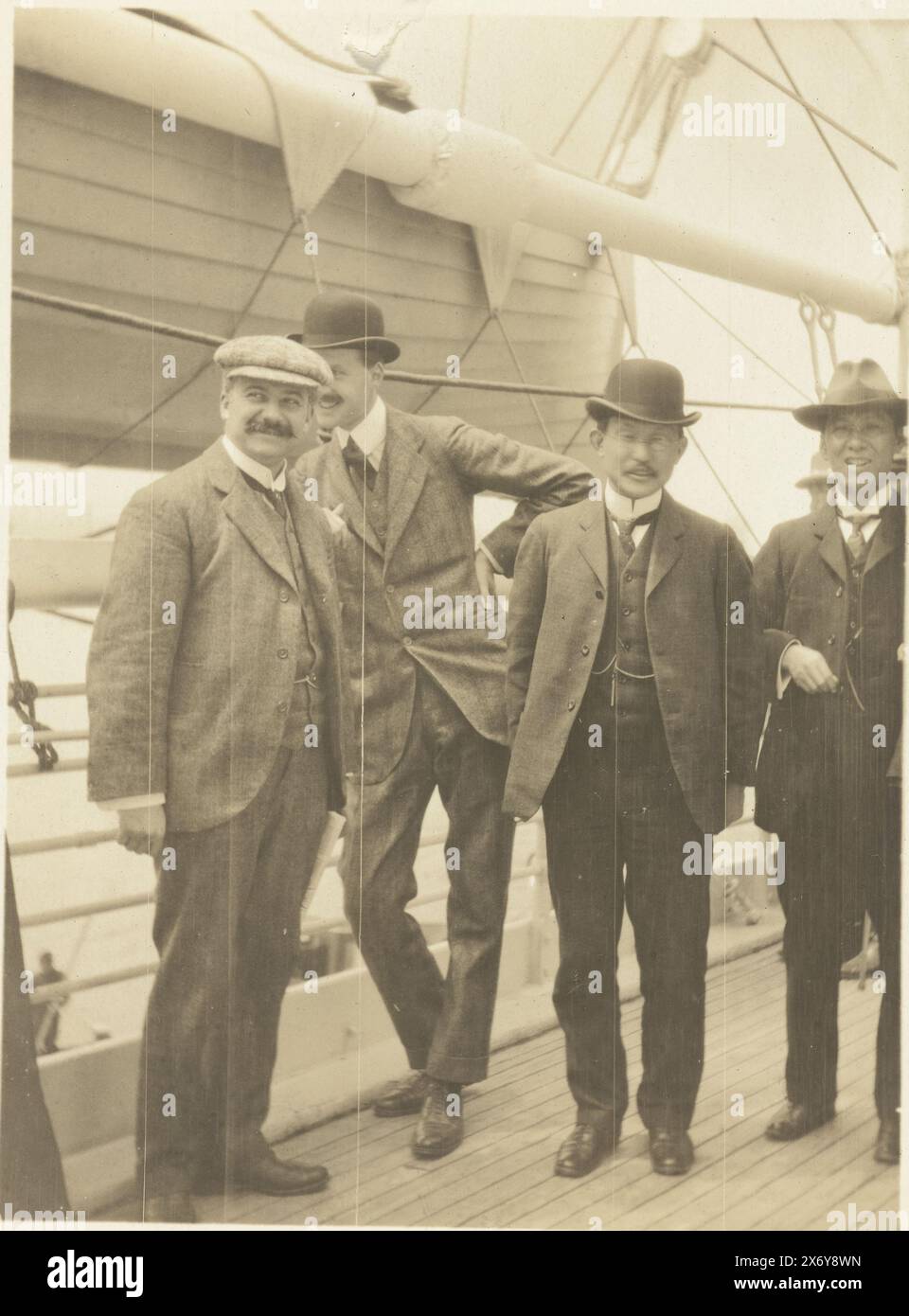 Il sole nascente (titolo sull'oggetto), compagni di viaggio di Dolph Kessler, incluso Henri Deterding a sinistra con cappello bianco a bordo dell'imperatrice dell'India, lungo il tragitto da Yokohama a Vancouver. Parte dell'album fotografico di Dolph Kessler con le foto che ha realizzato durante il suo soggiorno in Inghilterra e in un viaggio nel mondo ha intrapreso come segretario di Henri Deterding (direttore della Royal Oil) nelle Indie Orientali olandesi, in Giappone, in Cina e negli Stati Uniti, tra il 1906 e il 1908. Geldolph Adriaan Kessler (Dolph), Yokohama, 17-apr-1908 - 27-apr-1908, cartone, stampa in argento gelatina, altezza, 108 mm x larghezza, 82 mm Foto Stock