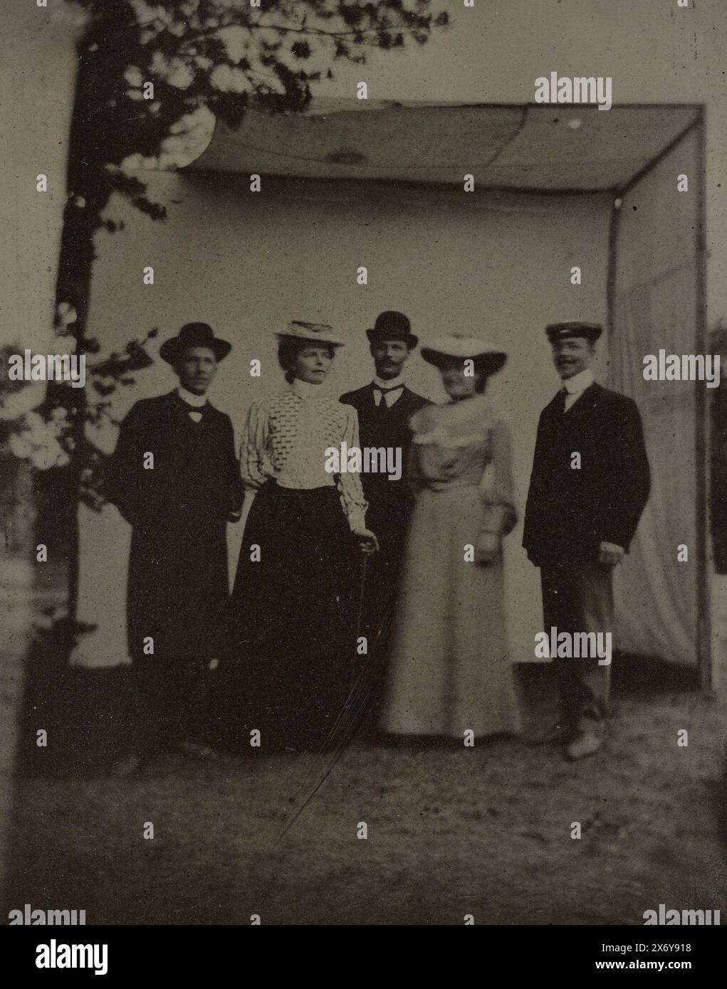 Due donne e un uomo in posa in una tenda ferrotipo, fotografia, anonima, Stati Uniti d'America, 1880 - 1910, metallo, ferrotipizzazione, altezza, 84 mm x larghezza, 63 mm Foto Stock