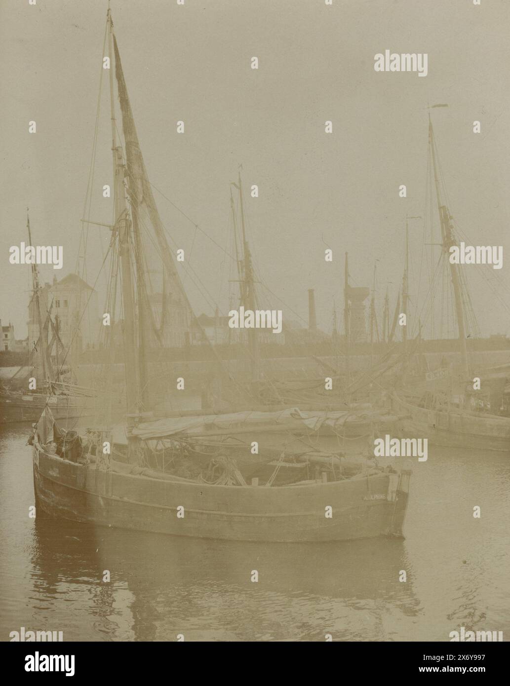 Navi a vela in un porto, Paesi Bassi, fotografia, anonimo, Paesi Bassi, c. 1900, supporto fotografico, altezza, 124 mm x larghezza, 98 mm Foto Stock