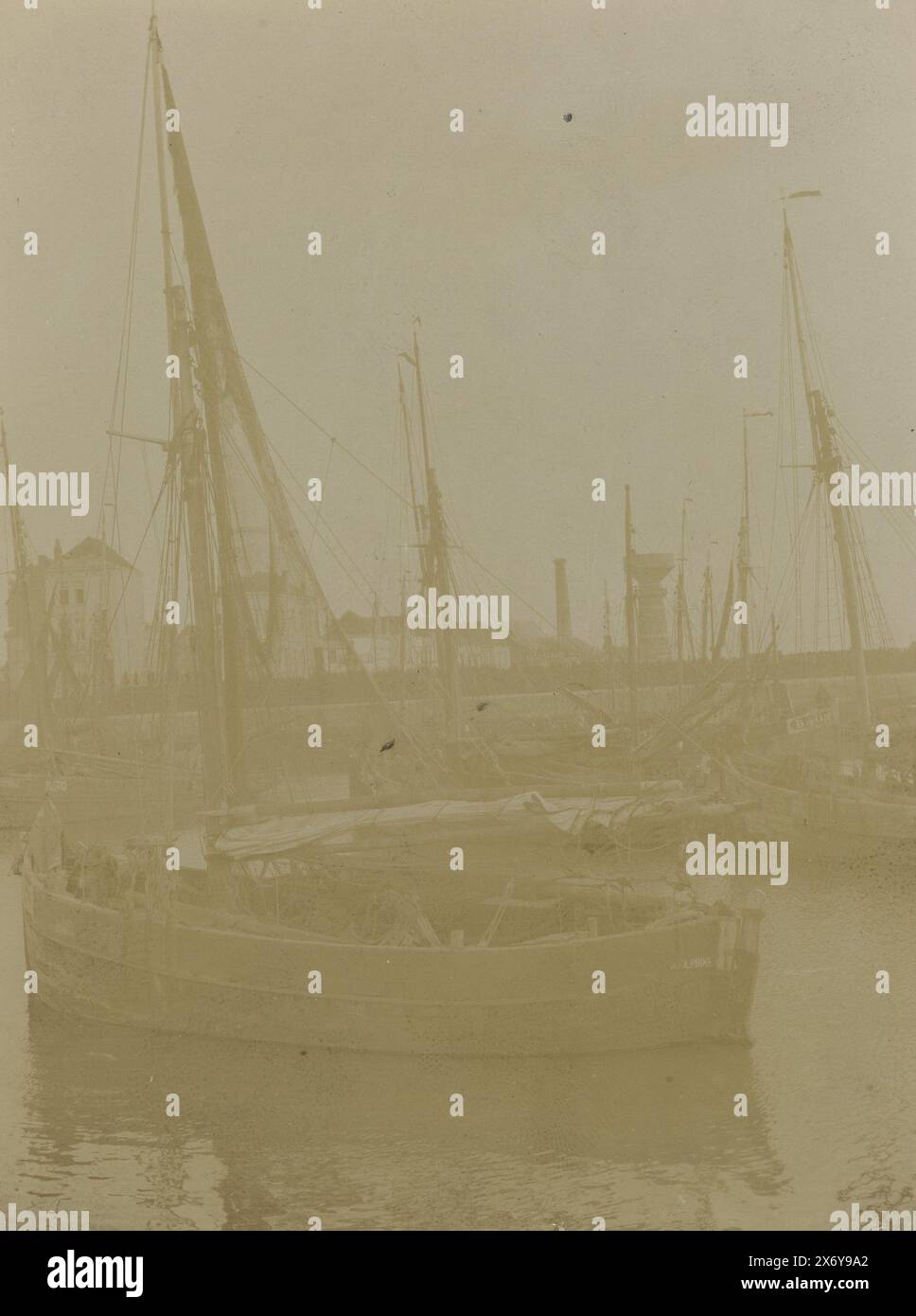 Navi a vela in un porto, Paesi Bassi, fotografia, anonimo, Paesi Bassi, c. 1900, supporto fotografico, altezza, 92 mm x larghezza, 115 mm Foto Stock