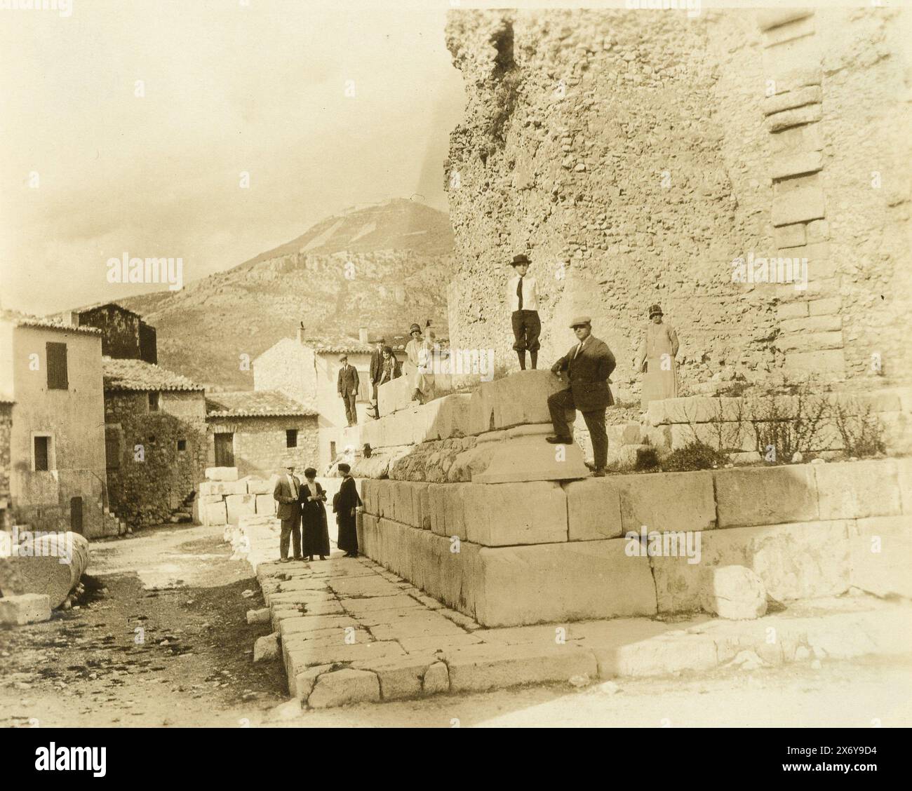 Gruppo di turisti americani a la Trophée des Alpes a la Turbie, Francia, fotografia, anonimo, stampante: Anonimo, la Turbie, stampante: Noord- en Centraal Amerika, (possibilmente), 1921, carta baryta, stampa gelatina argento, altezza, 94 mm x larghezza, 119 mm Foto Stock