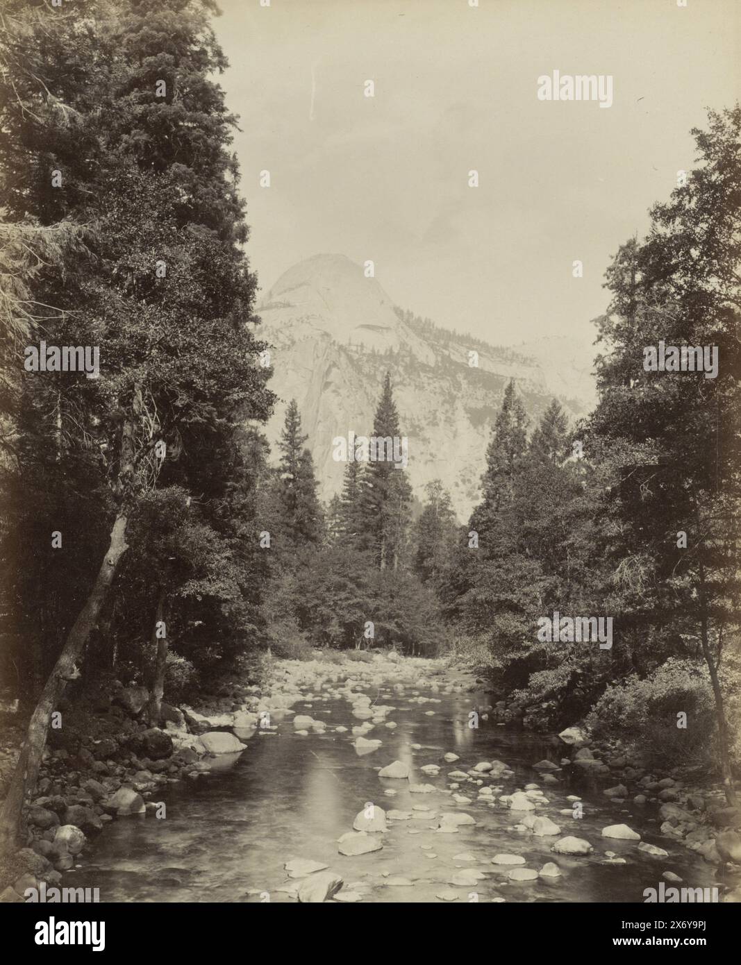 North Dome nel parco nazionale di Yosemite, visto dal ponte Tis-sa-ack, North Dome dal ponte Tis-sa-ack (titolo sull'oggetto), fotografia, Isaiah West Taber, (menzionato sull'oggetto), Yosemite National Park, c. 1880 - c. 1900, cartone, stampa albume, altezza, 243 mm x larghezza, 192 mm Foto Stock