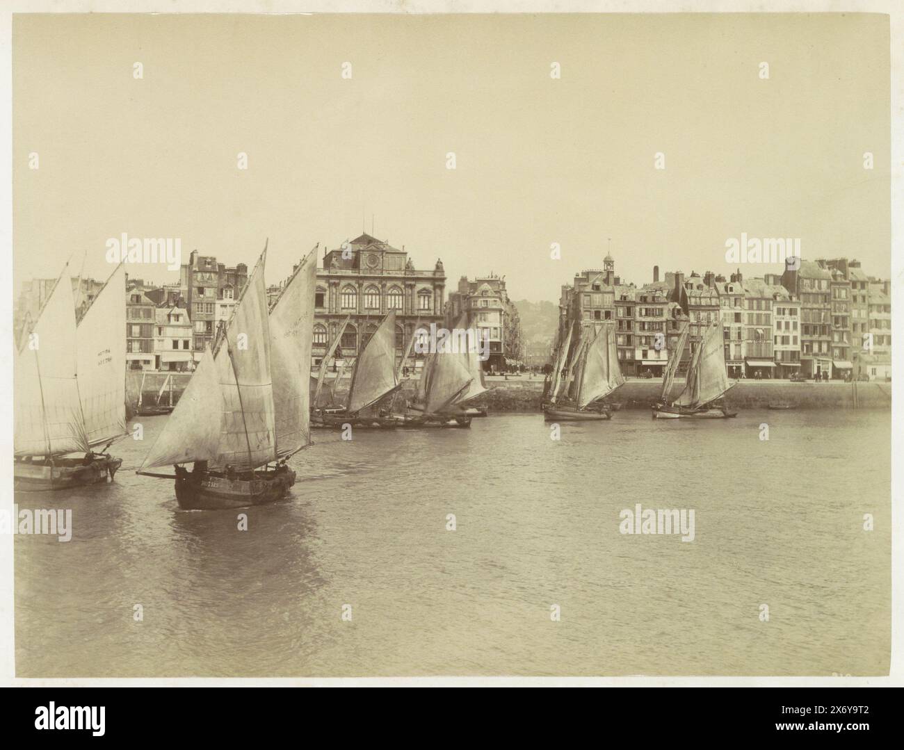 Banchina e navi a vela nel porto di le Havre, vista verso Rue de Paris, parte dell'album di viaggio con registrazioni di attrazioni turistiche in India, Germania, Svizzera e Francia., fotografia, anonima, le Havre, c. 1865 - c. 1875, supporto fotografico, stampa albume, altezza, 210 mm x larghezza, 278 mm Foto Stock