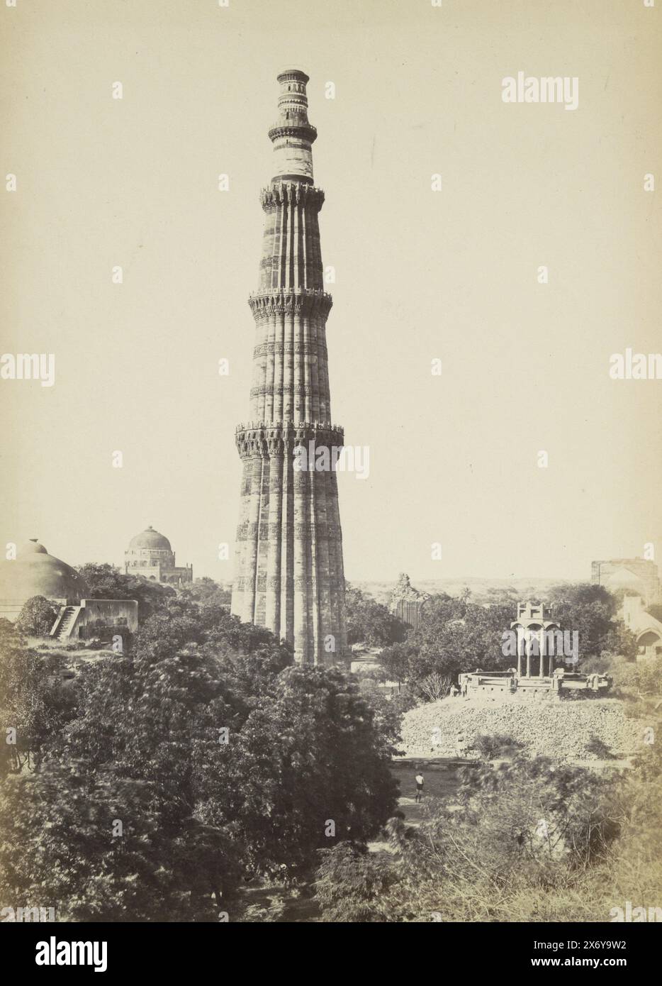 Esterno del Qutb Minar di Delhi, India, parte dell'album di viaggio con registrazioni di attrazioni turistiche in India, Germania, Svizzera e Francia., Fotografia, Shepherd & Robertson, (attribuito a), Delhi, 1862 - 1863, supporto fotografico, stampa albume, altezza, 347 mm x larghezza, 250 mm Foto Stock