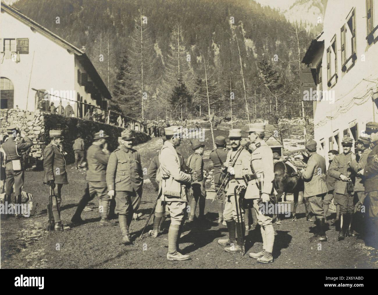 Gli ufficiali dei cacciatori alpini ricevono ordini da un generale all'inizio di una ricognizione nelle Dolomiti, probabilmente italiani, Chasseurs alpins partant en Reconnaissance. Officier prenant les ordres d'un General. (Titolo su oggetto), parte di album fotografico Medical mission H. de Rothschild sul fronte italiano 1916., Fotografia, Henri de Rothschild, (attribuito a), Dolomieten, 1916, supporto fotografico, stampa in argento gelatina, altezza, 220 mm x larghezza, 280 mm Foto Stock