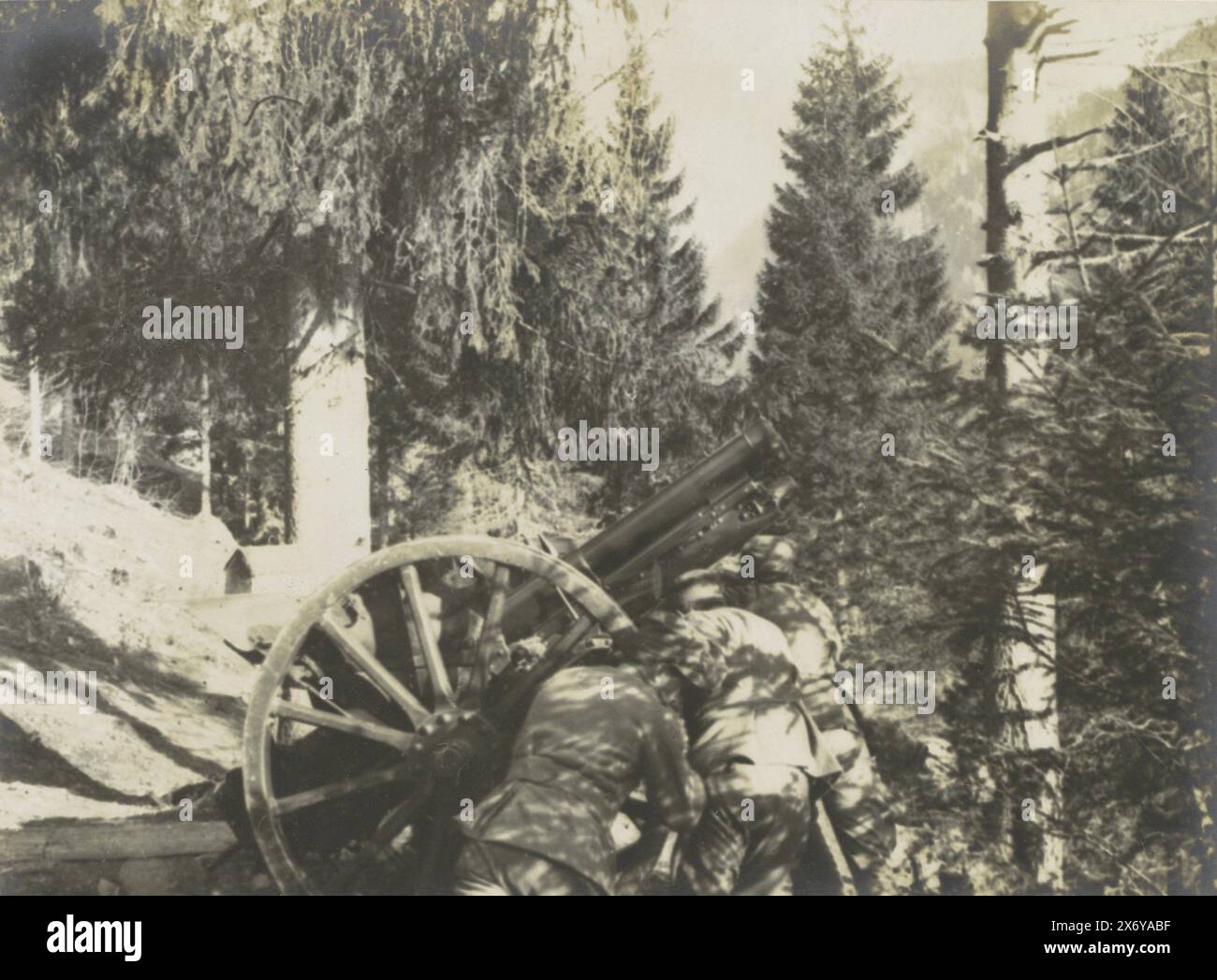 I soldati dispiegano un cannone antiaereo da 75 mm su una montagna nelle Dolomiti, probabilmente italiani, un "75" disponibile per la protezione aerea. (Titolo su oggetto), parte di album fotografico Medical mission H. de Rothschild sul fronte italiano 1916., Fotografia, Henri de Rothschild, (attribuito a), Dolomieten, 1916, supporto fotografico, stampa in argento gelatina, altezza, 220 mm x larghezza, 280 mm Foto Stock