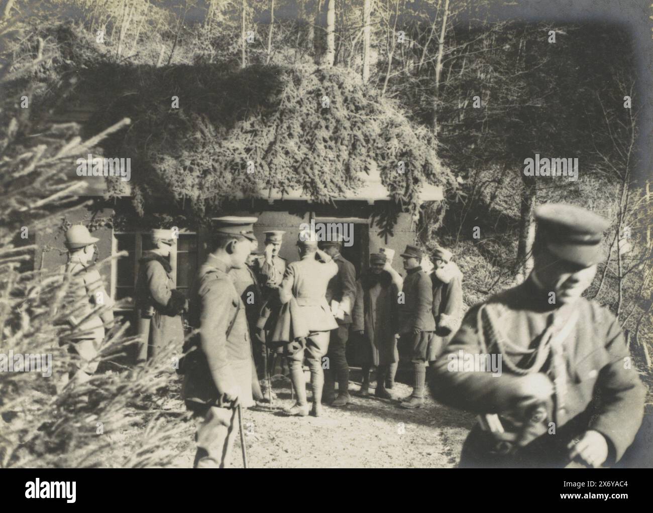 Ufficiali di una missione internazionale in una fortificazione fortificata nelle montagne carsiche, un redoute cieco e una visita degli ufficiali delle missioni alleate. -- piano Premier Au, un ufficiali japonais. (Titolo sull'oggetto), soldati di varie nazionalità si salutano davanti all'ingresso di una fortificazione mimetica. Sono ufficiali di Inghilterra, Francia, Russia, Giappone e Italia. In primo piano a destra c'è un ufficiale giapponese. Parte dell'album fotografico Medical mission H. de Rothschild sul fronte italiano 1916., Fotografia, Henri de Rothschild, (attribuito a), Karstgebergte, 1916 Foto Stock