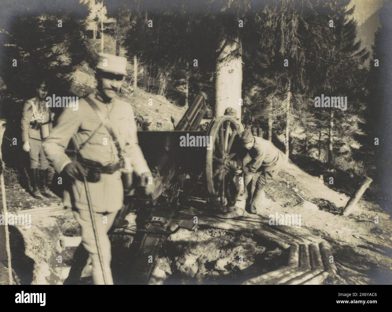 Soldati con un cannone antiaereo da 75 mm su un carro rotante nelle foreste delle Dolomiti, probabilmente italiani, Canon de '75' a rotazione, pronti per l'aereo. Posizione de Forêt. (Titolo su oggetto), parte di album fotografico Medical mission H. de Rothschild sul fronte italiano 1916., Fotografia, Henri de Rothschild, (attribuito a), Dolomieten, 1916, supporto fotografico, stampa in argento gelatina, altezza, 220 mm x larghezza, 280 mm Foto Stock
