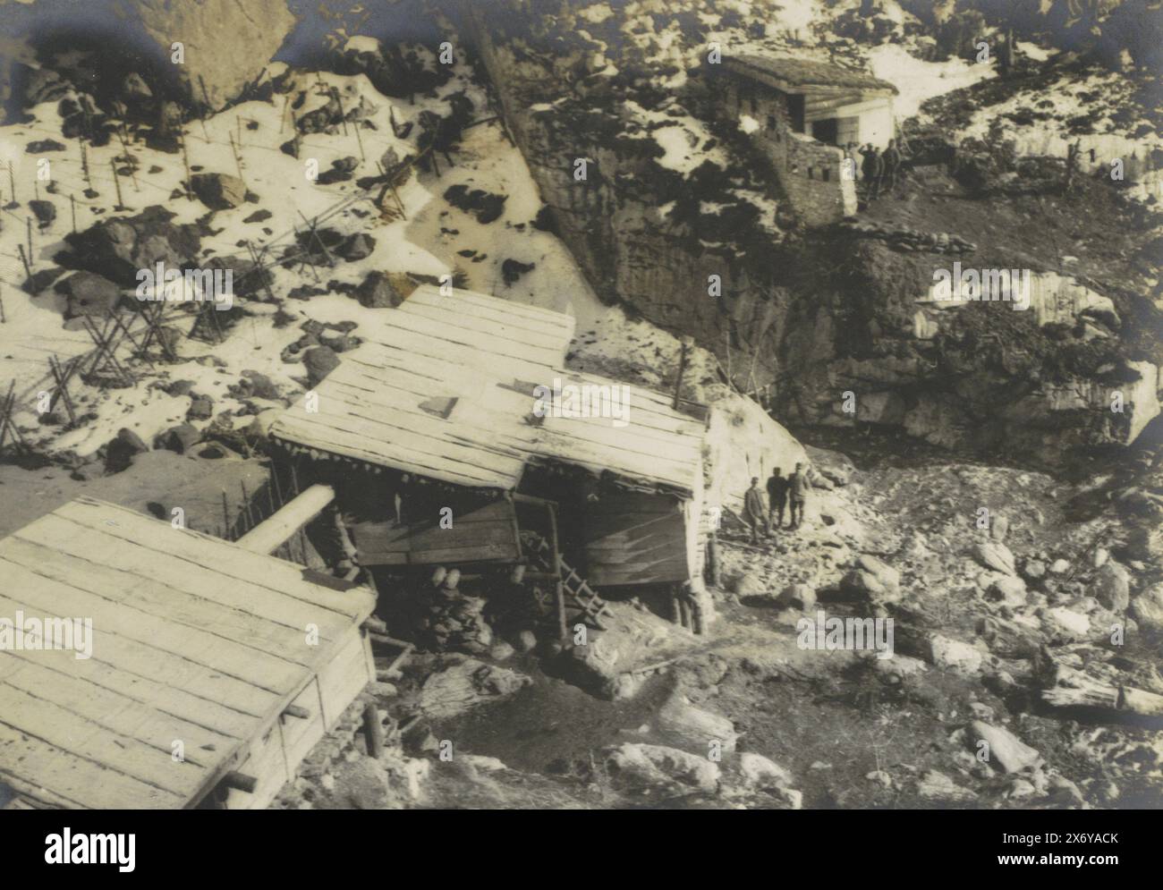 I rifugi scavati nelle rocce e i fili spelati sul fronte delle Dolomiti sono ben visibili nei fianchi del Rocher e nelle prime linee. -- su remarque à gauche un réseau de fils de fer barbelés. (Titolo su oggetto), parte di album fotografico Medical mission H. de Rothschild sul fronte italiano 1916., Fotografia, Henri de Rothschild, (attribuito a), Dolomieten, 1916, supporto fotografico, stampa in argento gelatina, altezza, 220 mm x larghezza, 280 mm Foto Stock