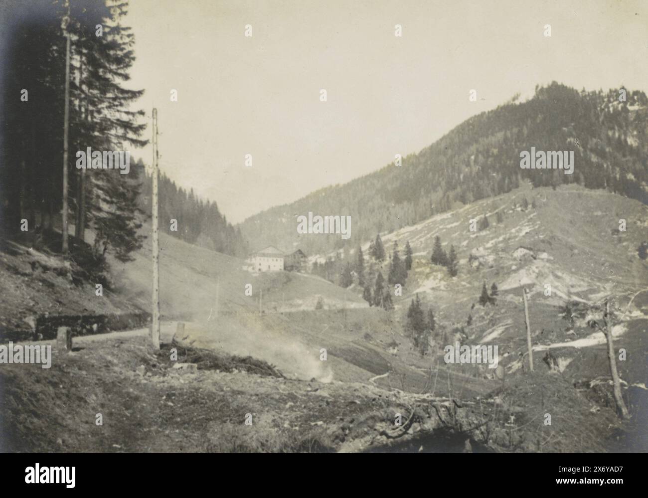 Montagna disboscata con rifugio per fumatori nelle Dolomiti, le déboisement d'une Forêt. -- Una gauche sotto il riparo del sole con il distacco del fumo proveniente dal riscaldamento da parte del termo-sifone. (Titolo su oggetto), Un versante montano in cui gli alberi sono stati parzialmente abbattuti. In primo piano a sinistra, il fumo fuoriesce da un rifugio sotterraneo riscaldato da un termosifone. Parte dell'album fotografico Medical mission H. de Rothschild sul fronte italiano 1916., fotografia, Henri de Rothschild, (attribuito a), Dolomieten, 1916, supporto fotografico, stampa in argento gelatina, altezza, 220 mm Foto Stock