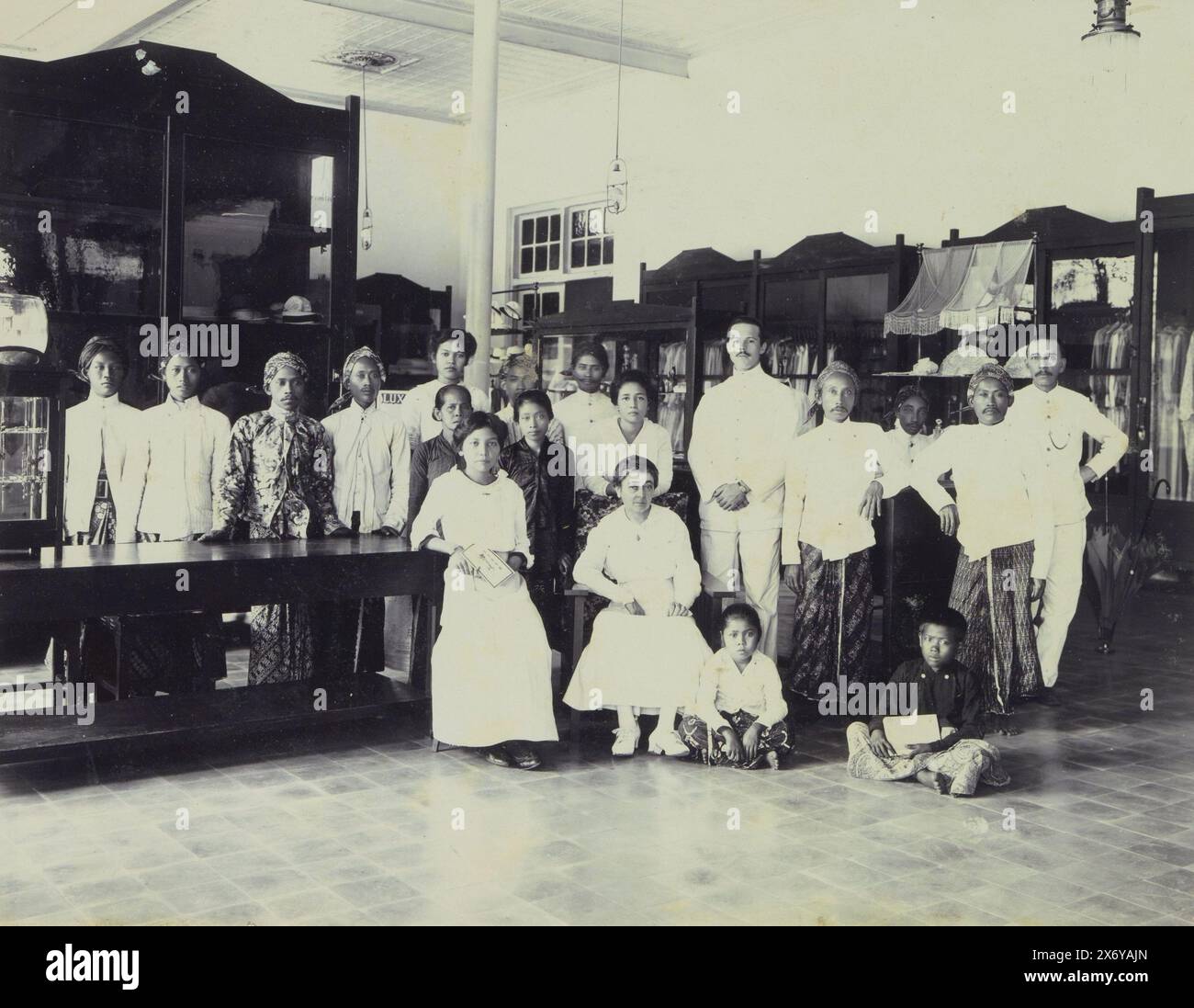 Ritratto di gruppo di indonesiani ed europei, probabilmente in un edificio dell'Associazione commerciale "Onderling Belang" nelle Indie Orientali olandesi, parte di album per famiglie con foto di una famiglia nell'ex colonia delle Indie Orientali olandesi e di una fabbrica di zucchero a Purworejo. Indie orientali olandesi, giu-1917, supporto fotografico, altezza, 211 mm x larghezza, 274 mm Foto Stock