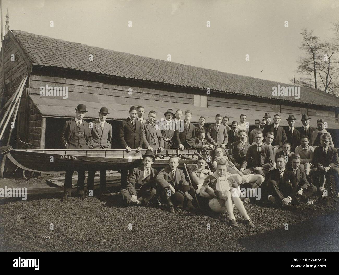 Copertina per album fotografici e foto del club di canottaggio di Delft Laga, foto Delftse Stud fila lontana. Laga (titolo sull'oggetto), copertina per due album fotografici e 14 foto separate del club di canottaggio Delft Laga., anonimo, anonimo, 1915 - 1920, cartone, carta marmorizzata venata, altezza, 374 mm x larghezza, 281 mm x spessore, 49 mm Foto Stock