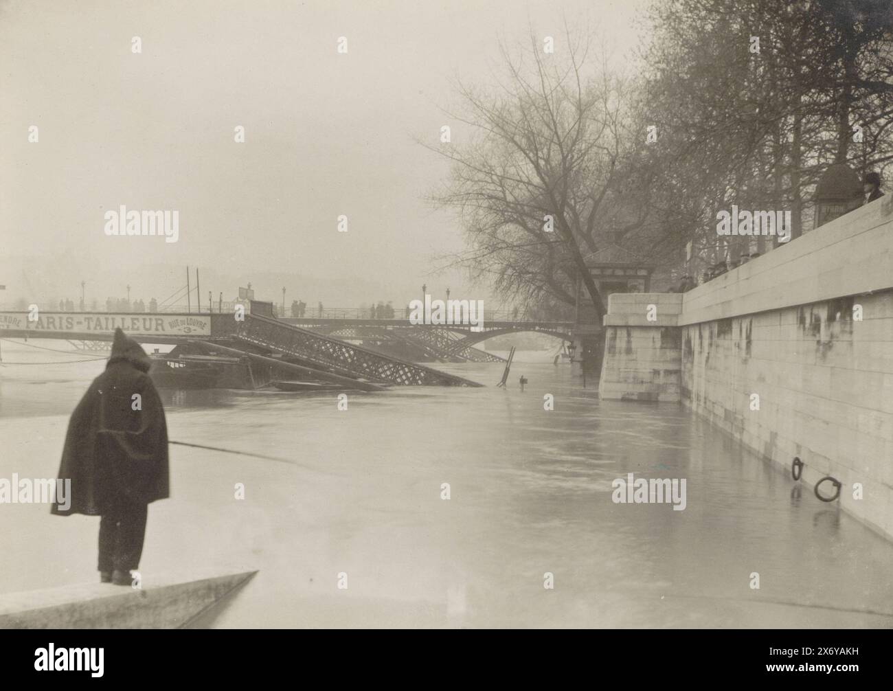 Rive della Senna allagate, ponti distrutti e un pescatore durante l'inondazione di Parigi, parte dell'album fotografico dell'inondazione di Parigi e dei suoi sobborghi, 1910., Fotografia, G. Dangereux, Parigi, Jan-1910, supporto fotografico, altezza, 164 mm x larghezza, 229 mm Foto Stock