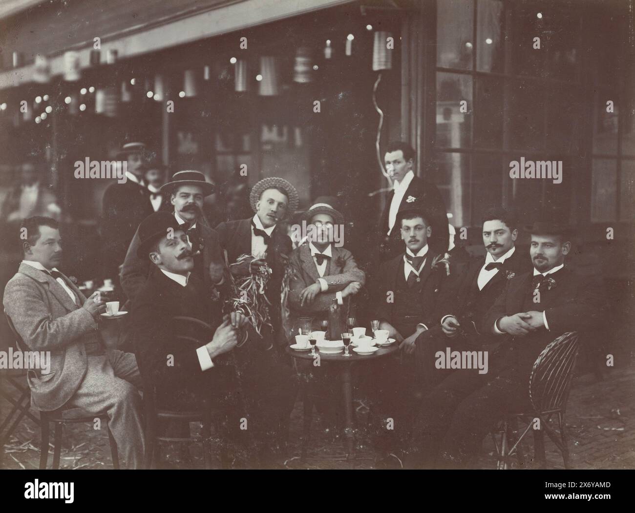 Gruppo di membri del corpo studentesco di Amsterdam su una terrazza di notte. Questa foto fa parte di un album., Fotografia, Nicolaas Schuitvlot, Amsterdam, c. Jun-1897, cartone, altezza, 170 mm x larghezza, 223 mm Foto Stock