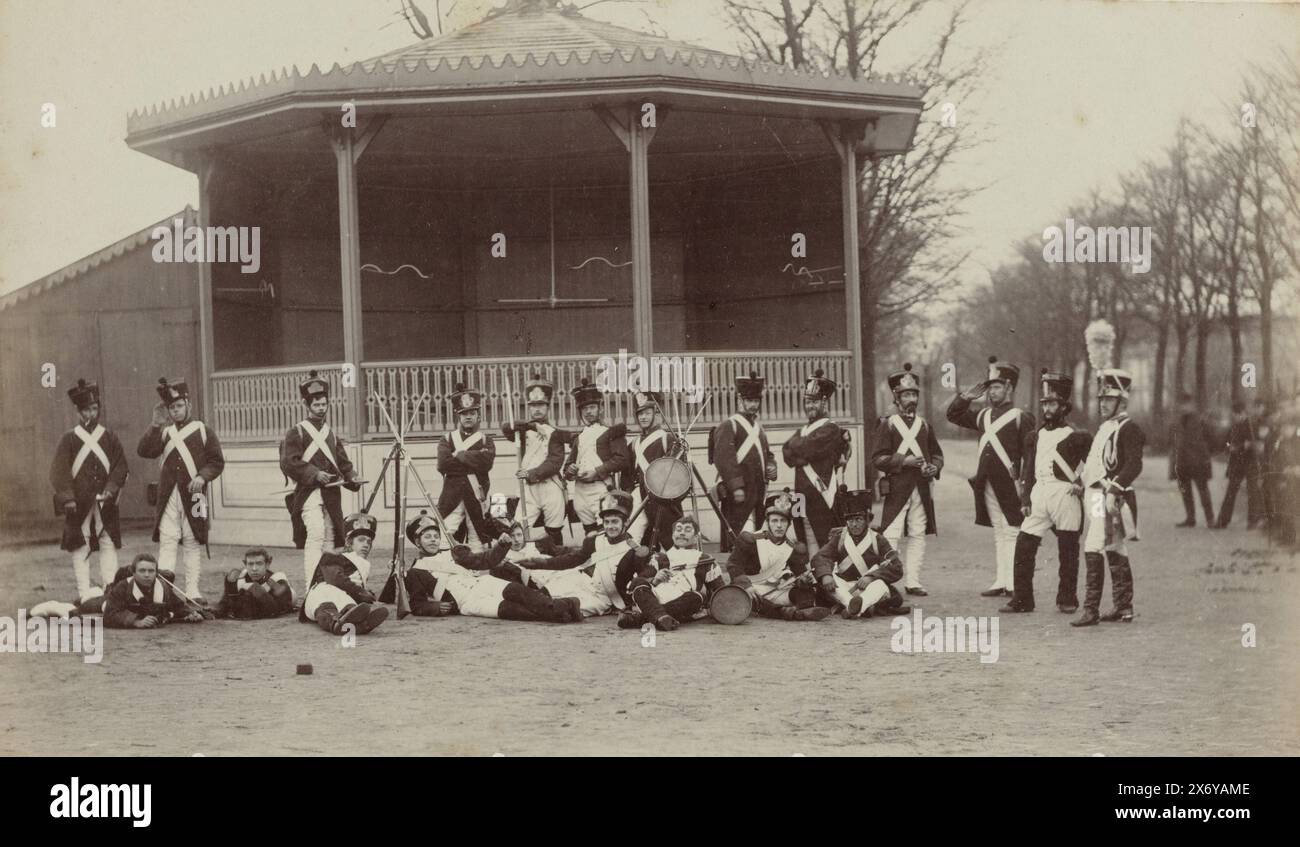 Uomini in divisa militare storica in occasione delle celebrazioni per l'indipendenza a Dordrecht, fotografia, anonimo, Dordrecht, 24 novembre 1888, carta, stampa albume, altezza, 440 mm x larghezza, 330 mm Foto Stock