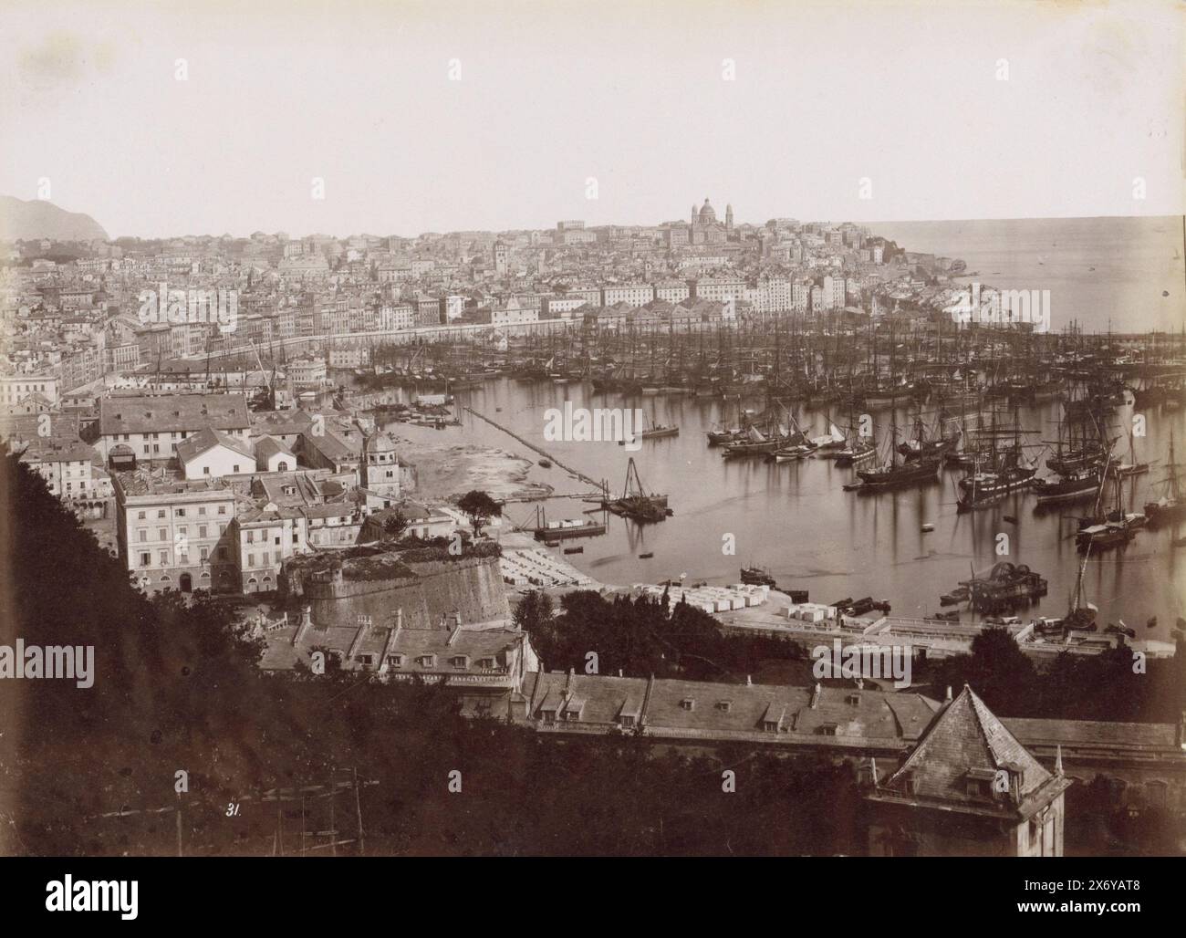Vista del porto di Genova, parte dell'album di viaggio con foto di luoghi di interesse di Genova, Firenze e Venezia., fotografia, Alfredo Noack, (attribuito a), Genua, c. 1870 - c. 1890, carta, stampa albume, altezza, 216 mm x larghezza, 282 mm Foto Stock