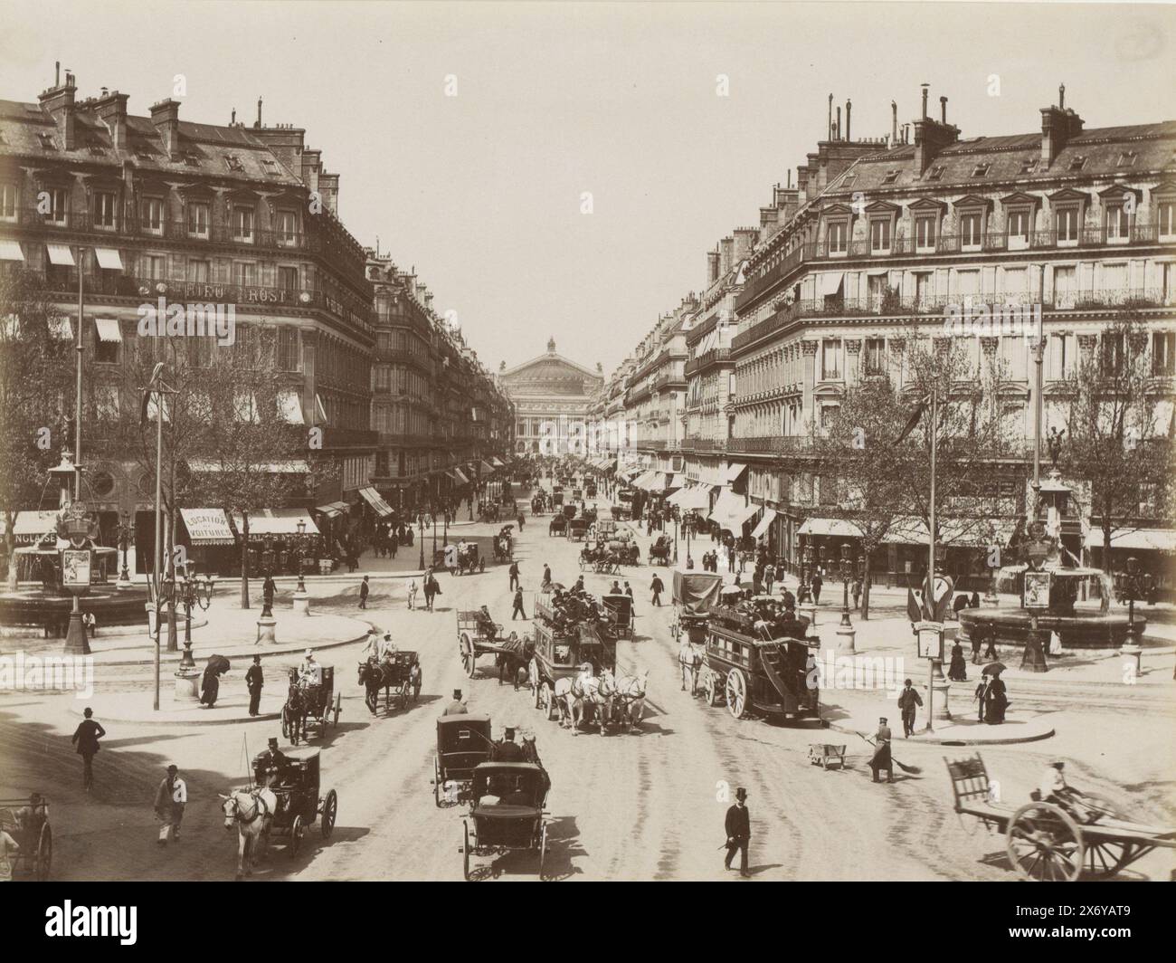 Avenue de l'Opéra a Parigi con passanti, carrozze trainate da cavalli, tram trainati da cavalli e alla fine del teatro dell'opera, PARIGI. Perspective de l'Avenue de l'Opéra (titolo sull'oggetto), parte dell'album di viaggio con foto di luoghi di interesse in Belgio e Francia., Fotografia, X phot., Parigi, c. 1880 - c. 1900, carta, stampa albume, altezza, 209 mm x larghezza, 269 mm Foto Stock