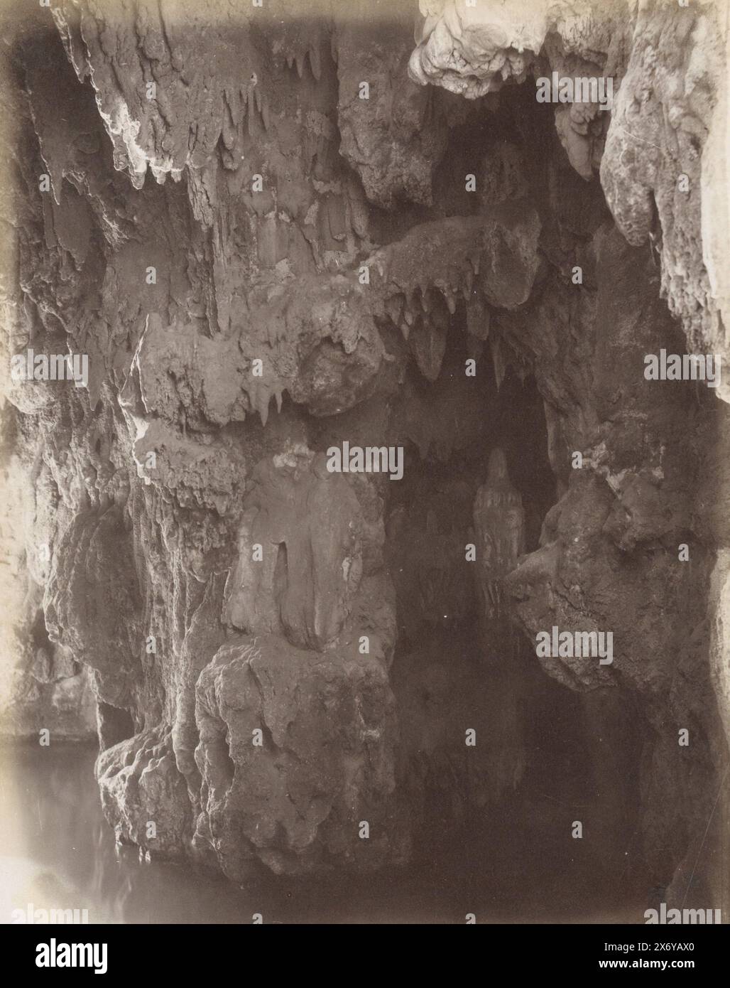 Grotta di Villa Pallavicini a Pegli, parte dell'album di viaggio con foto di luoghi di interesse di Genova, Firenze e Venezia., fotografia, Celestino Degoix, (attribuito a), pegli, c. 1870 - c. 1890, carta, stampa albume, altezza, 215 mm x larghezza, 277 mm Foto Stock