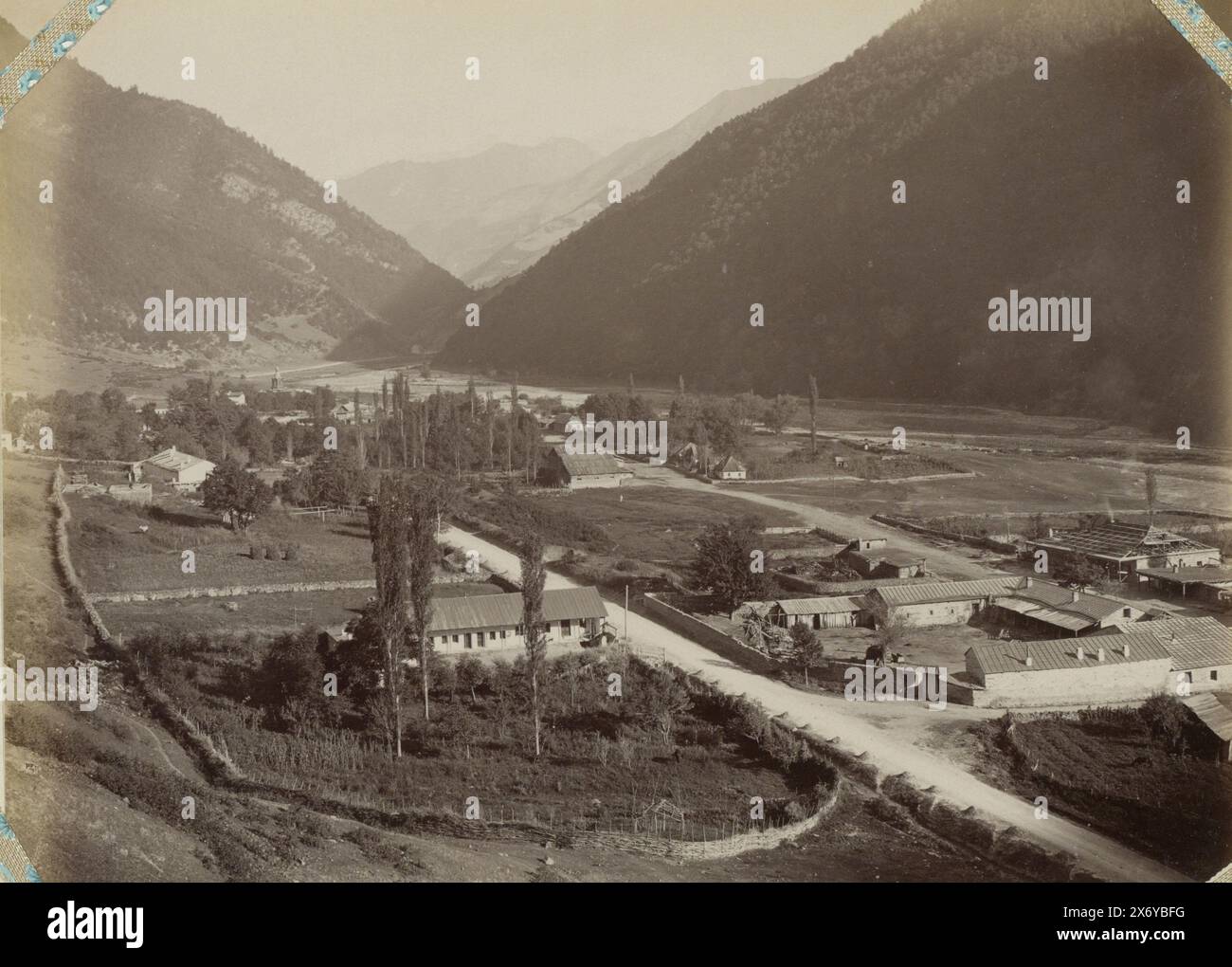 Valle con villaggio sulla strada militare in Georgia, Woenno-Gruzinskaya doroga (...) (titolo sull'oggetto), parte di album fotografico con registrazioni di luoghi in Georgia, San Pietroburgo e Mosca., Fotografia, Dimitri Ivanovitch Ermakov, Georgië, c. 1890 - c. 1900, supporto fotografico, stampa albume, altezza, 206 mm x larghezza, 268 mm Foto Stock