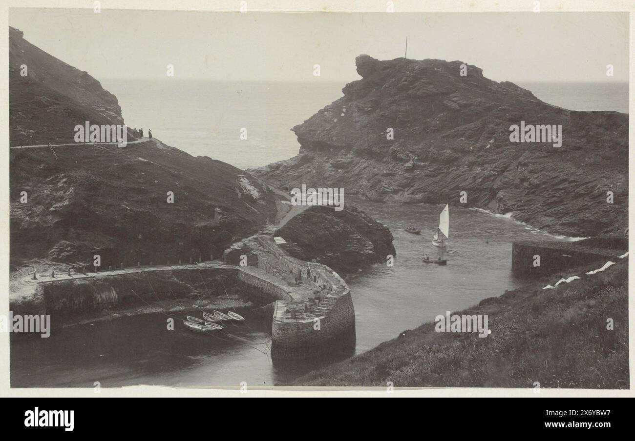 Veduta del porto di Boscastle, parte dell'album di viaggio con foto di luoghi d'interesse in Inghilterra e Francia., Photograph, anonymous, Boscastle, 1899, carta, altezza, 160 mm x larghezza, 265 mm Foto Stock