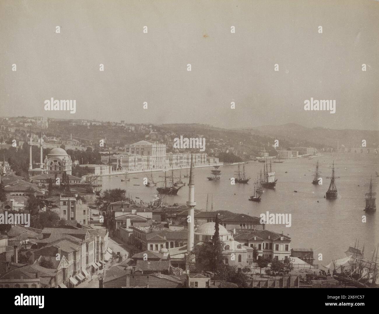 Vista di Istanbul con il Palazzo del Sultano sul Bosforo nel centro, il Palais du Sultan au Bosphore. (Title on Object), parte di album fotografico di un viaggio attraverso l'Europa meridionale e il Medio Oriente., Photography, Sébah & Joaillier, (menzionato sull'oggetto), c. 1900 - in o prima del 1910 aprile, supporto fotografico, stampa albume, altezza, 217 mm x larghezza, 270 mm Foto Stock