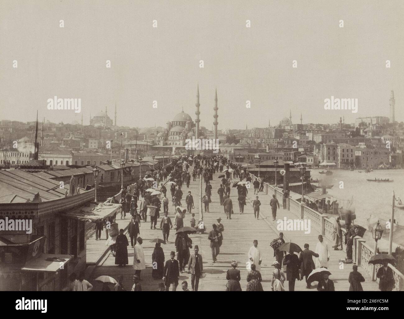 Ponte Galata a Istanbul visto verso il quartiere di Eminönü, le Pont de Galata (titolo sull'oggetto), parte di album fotografico di un viaggio attraverso l'Europa meridionale e il Medio Oriente., Fotografia, Sébah & Joaillier, (menzionato sull'oggetto), c. 1900 - in o prima del 1910 aprile, supporto fotografico, stampa albume, altezza, 215 mm x larghezza, 271 mm Foto Stock