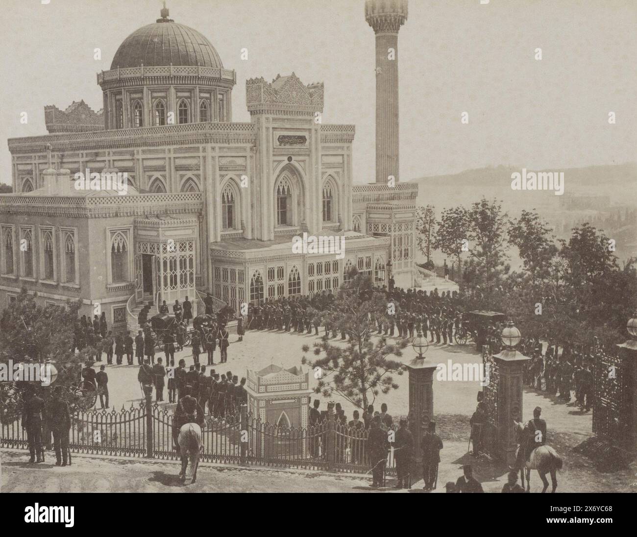 Cerimonia militare presso la Moschea Yıldız Hamidiye di Istanbul, Mosq. Hamidie Selamlik (titolo sull'oggetto), parte di album fotografico di un viaggio attraverso l'Europa meridionale e il Medio Oriente., Fotografia, Sébah & Joaillier, Strasbourg boel, c. 1900 - in o prima di aprile-1910, supporto fotografico, stampa albume, altezza, 216 mm x larghezza, 261 mm Foto Stock