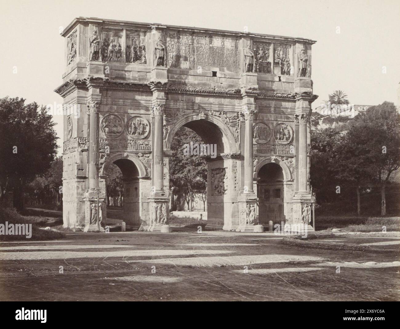 Arco di Costantino a Roma, Arco di Costantino (titolo sull'oggetto), parte di album fotografico con registrazioni di luoghi e opere d'arte a Roma., Fotografia, anonima, Roma, c. 1860 - c. 1900, supporto fotografico, stampa albume, altezza, 189 mm x larghezza, 251 mm Foto Stock