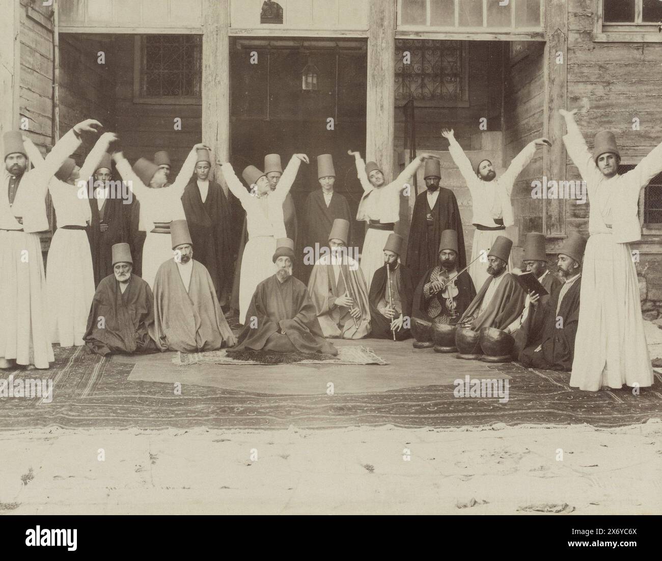 Gruppo di dervisci danzanti a Istanbul, parte di album fotografico di un viaggio attraverso l'Europa meridionale e il Medio Oriente., Fotografia, anonimo, Strasbourg boel, c. 1900 - in o prima di aprile-1910, supporto fotografico, stampa albume, altezza, 208 mm x larghezza, 270 mm Foto Stock