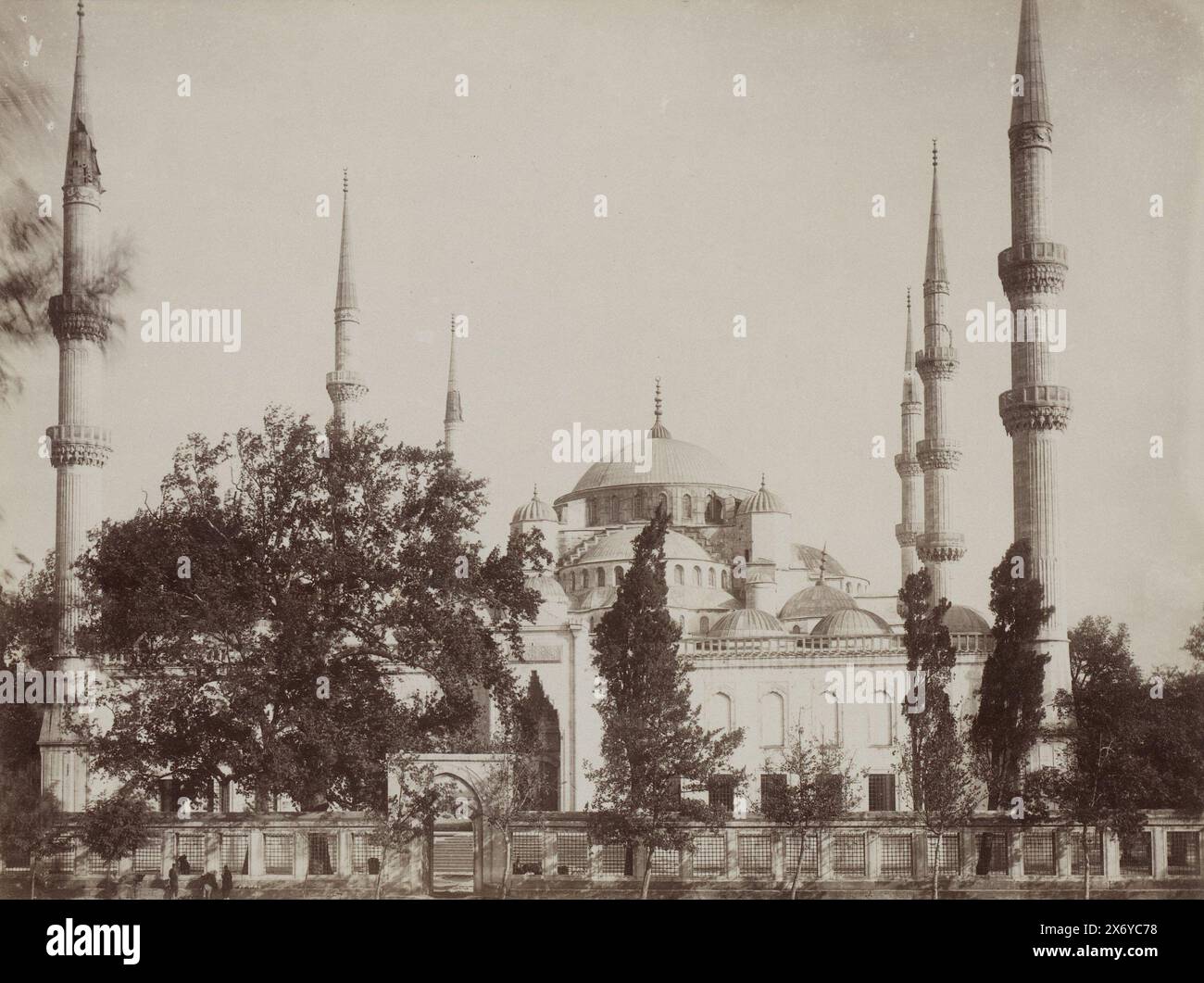 Esterno della Moschea del Sultano Ahmet a Istanbul, Mosquee du Sultan - Ahmed (titolo sull'oggetto), parte dell'album fotografico di un viaggio attraverso l'Europa meridionale e il Medio Oriente., Fotografia, Sébah & Joaillier, (menzionato sull'oggetto), c. 1900 - in o prima del 1910 aprile, supporto fotografico, stampa albume, altezza, 216 mm x larghezza, 270 mm Foto Stock
