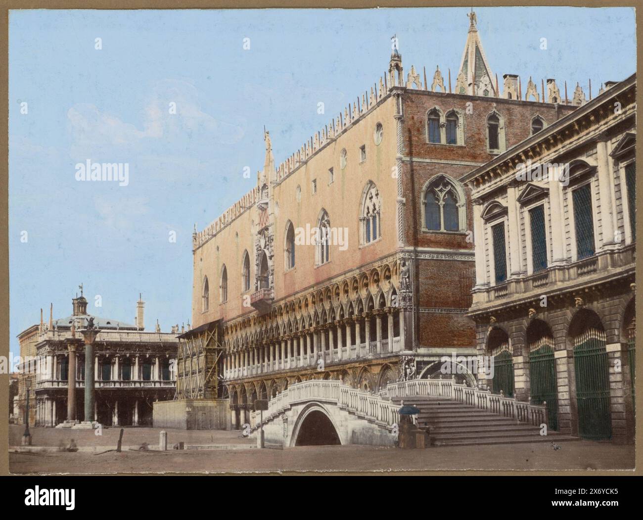 Palazzo Ducale a Venezia, Palacio Ducal. (Venecia) (titolo sull'oggetto), parte di viaggio album con foto e disegni di Manuel Mayo 1876., fotografia, anonimo, Venezia, 1850 - 1876, supporto fotografico, stampa albume, altezza, 172 mm x larghezza, 233 mm Foto Stock