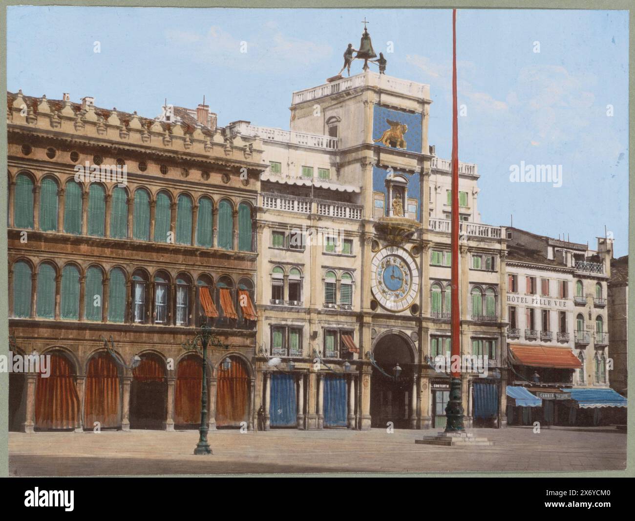 Torre dell'Orologio e gli edifici adiacenti a Venezia, la Torre del Reló Venecia (titolo sull'oggetto), parte dell'album di viaggio con foto e disegni di Manuel Mayo 1876., fotografia, anonima, Venezia, 1850 - 1876, supporto fotografico, stampa albume, altezza, 175 mm x larghezza, 235 mm Foto Stock