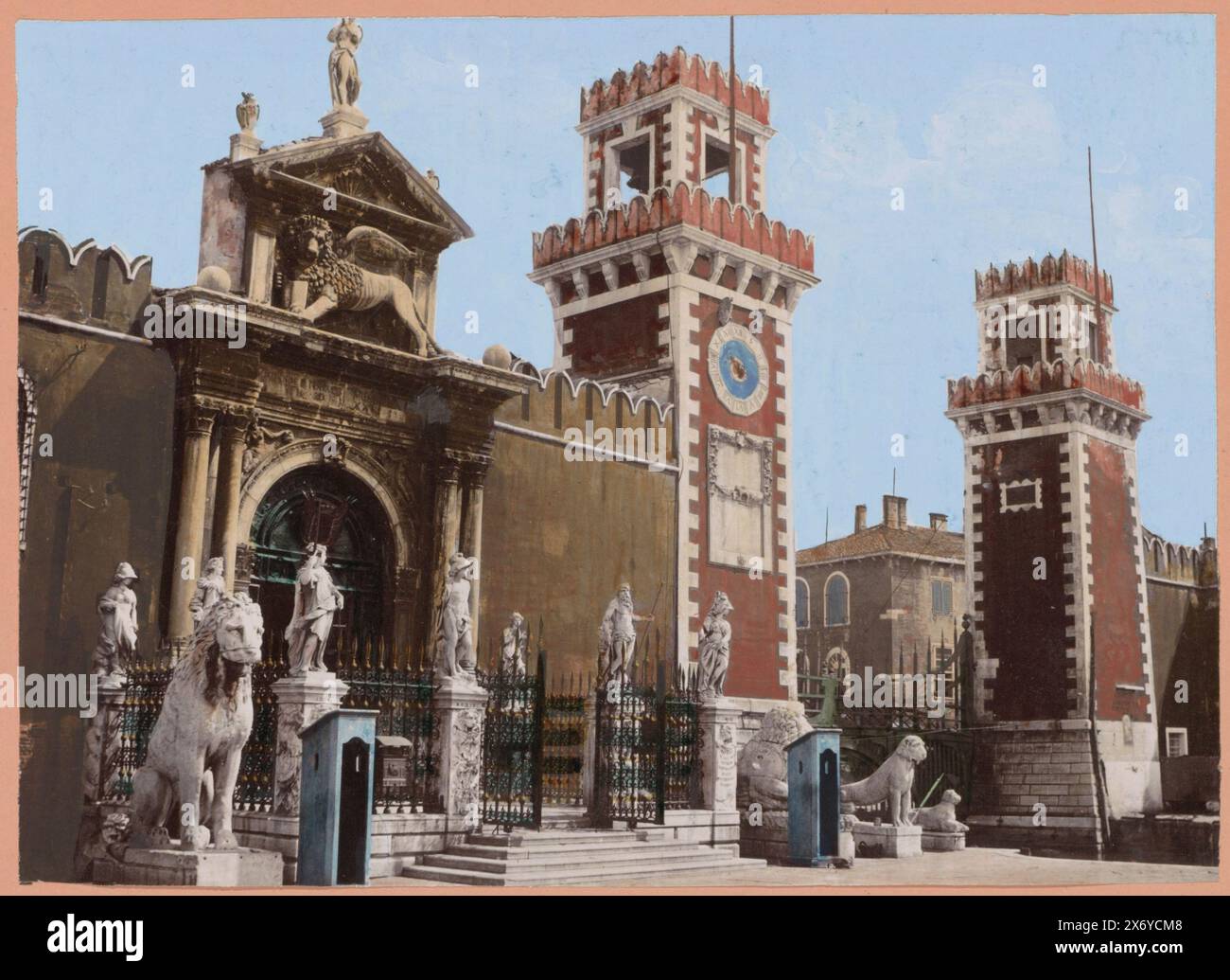 Cancello d'ingresso dell'Arsenale di Venezia, El Arsenal. Venezia. (Titolo su oggetto), parte di viaggio album con foto e disegni di Manuel Mayo 1876., Fotografia, anonimo, Venezia, 1850 - 1876, supporto fotografico, stampa albume, altezza, 178 mm x larghezza, 232 mm Foto Stock