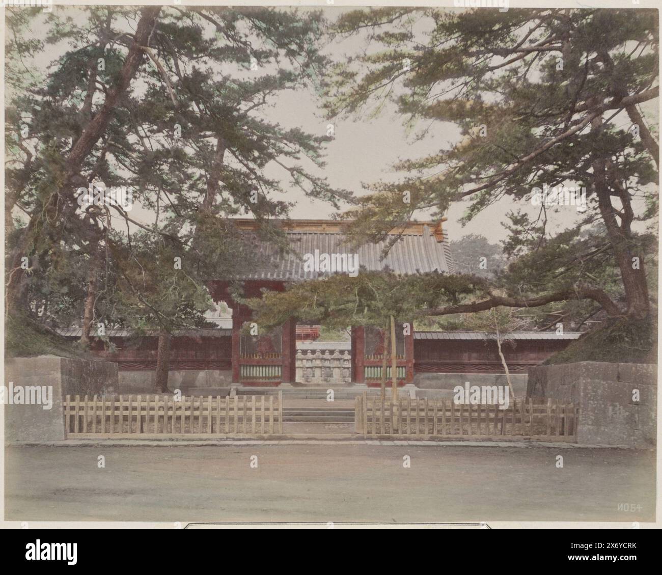 Gate with the Niô gatekeepers in Shiba vicino a Tokyo, Shiba Niômon (titolo sull'oggetto), parte dell'album Leporello con 30 foto di luoghi d'interesse in Giappone., Photograph, anonymous, Tokyo, c. 1870 - c. 1900, carta, stampa albume, altezza, 209 mm x larghezza, 265 mm Foto Stock