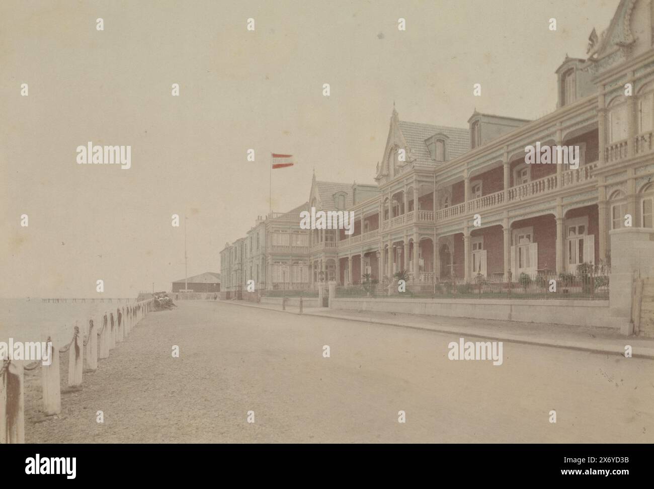 Esterno del Grand Hotel a Yokohama, Grand Hotel (titolo sull'oggetto), parte dell'album con 69 foto di un viaggio attraverso il Giappone., Fotografia, anonimo, Yokohama, 1890 - 1894, cartone, stampa albume, altezza, 193 mm x larghezza, 250 mm Foto Stock