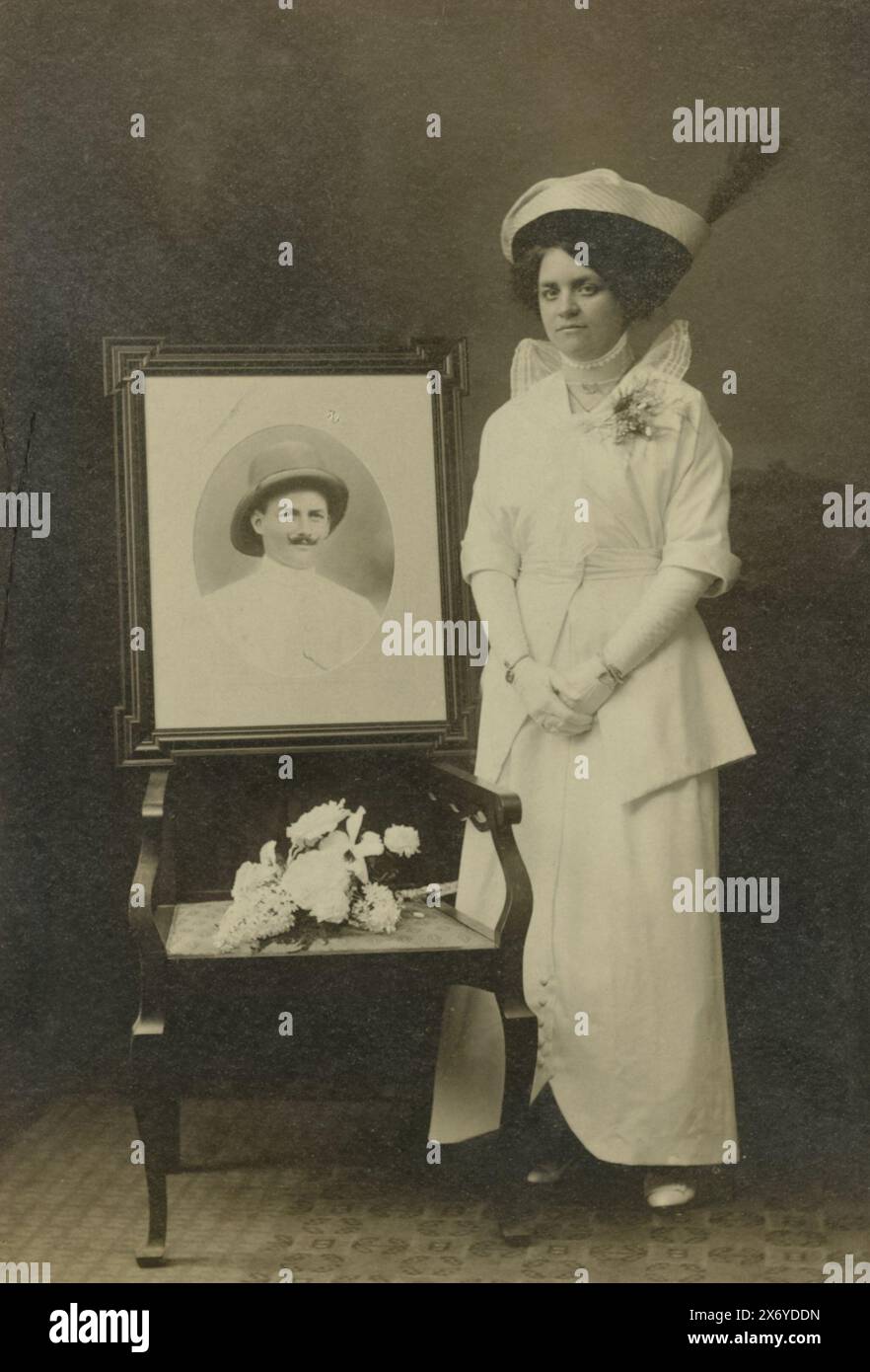 Ritratto di nozze di 'scommesse' (sposarsi con il guanto), parte di album fotografico con registrazioni di attrazioni turistiche su Giava., Fotografia, Jean Vaessen, (menzionato sull'oggetto), l'Aia, c. 1900 - in o prima del 1 marzo 1915, cartone, stampa in argento gelatina, altezza, 145 mm x larghezza, 100 mm, altezza, 230 mm x larghezza, 169 mm Foto Stock