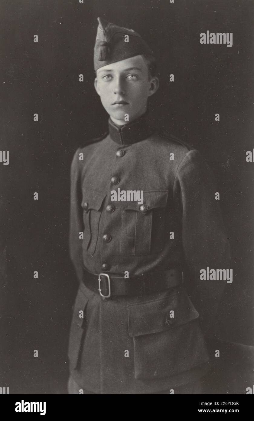 Ritratto di Leopoldo, principe del Belgio, in abbigliamento militare durante la prima guerra mondiale, H.R.H. il principe Leopoldo del Belgio (duca di Brabante) (titolo sull'oggetto), cartoline Beagles (titolo della serie sull'oggetto), Fotografia, Speaight Ltd., (menzionato sull'oggetto), stampante: J. Beagles & Co., (menzionato sull'oggetto), editore: J. Beagles & Co., (menzionato sull'oggetto), Inghilterra, stampante: Londra, editore: Londra, 1914 - 1918, carta baryta, stampa in argento gelatina, altezza, 140 mm x larghezza, 88 mm Foto Stock