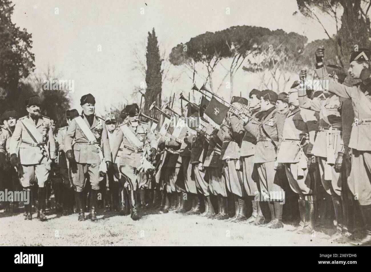 Mussolini decolla sfilata, fotografia, Keystone Press Agency, (menzionata sull'oggetto), Parigi, 1930 - 1945, supporto fotografico, stampa in argento gelatina, altezza, 99 mm x larghezza, 147 mm Foto Stock