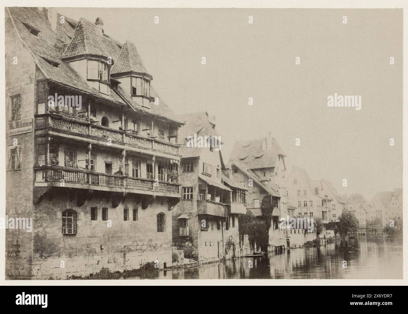 Case sul Pegnitz di Norimberga, fotografia, anonimo, Neurenberg, 1860 - 1890, carta, stampa albume, altezza, 105 mm x larghezza, 152 mm, altezza, 203 mm x larghezza, 249 mm Foto Stock