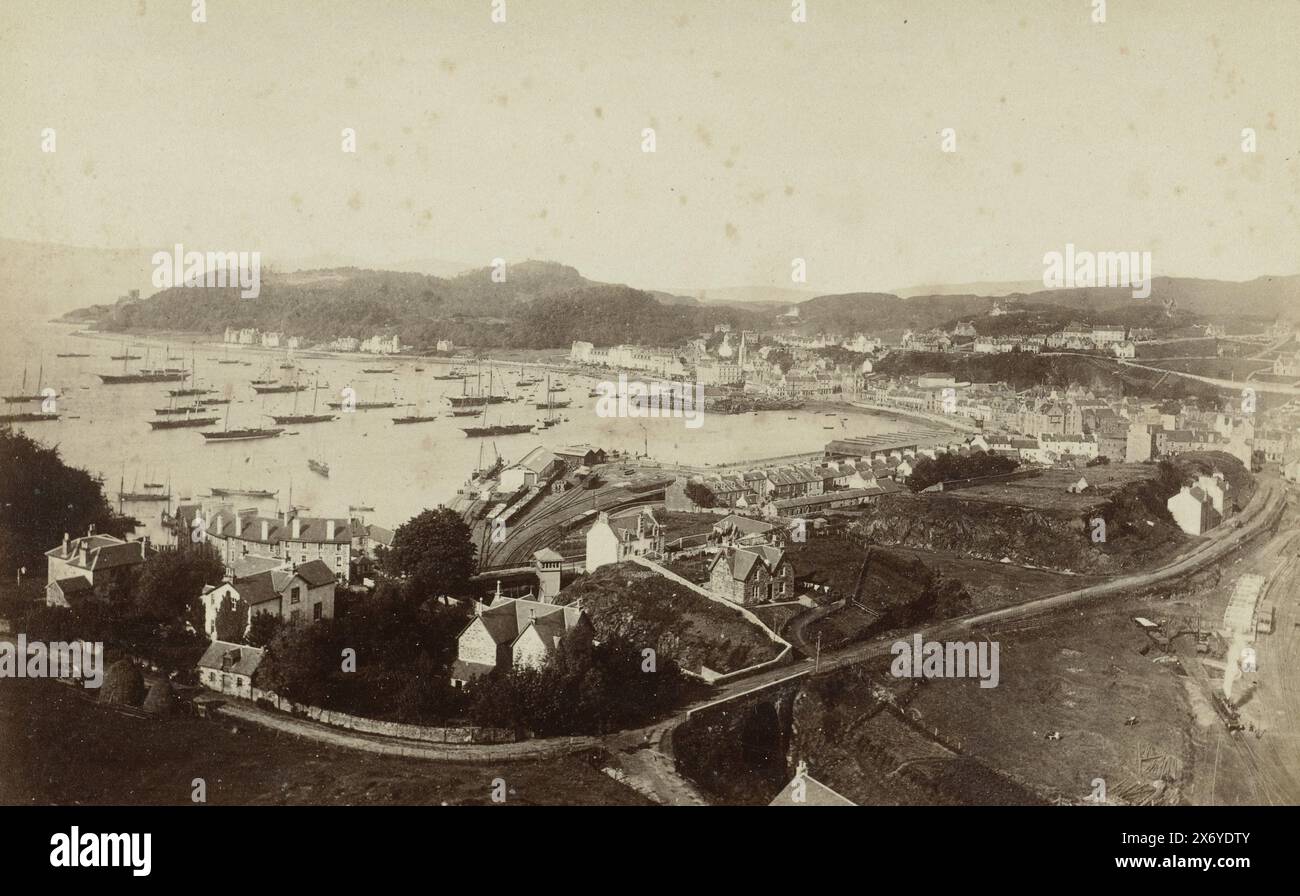 Vista di Oban sulla costa occidentale della Scozia, Oban da S.W. (titolo sull'oggetto), fotografia, James Valentine, (menzionato sull'oggetto), Oban, 1851 - 1880, carta, stampa albume, altezza, 132 mm x larghezza, 204 mm, altezza, 244 mm x larghezza, 317 mm Foto Stock