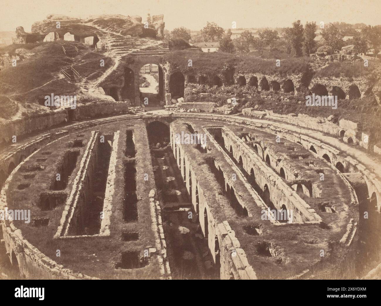 Anfiteatro di Capua, Amfiteatro Capua (titolo sull'oggetto), fotografia, Roberto Rive, (menzionato sull'oggetto), Capua, 1860 - 1889, carta, stampa albume, altezza, 190 mm x larghezza, 258 mm, altezza, 238 mm x larghezza, 322 mm Foto Stock