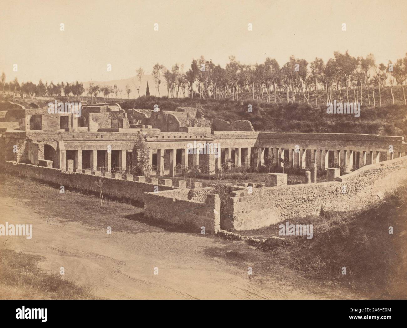 Villa di Diomede a Pompei, Pompei. Casa del Diomedes (titolo sull'oggetto), fotografia, Roberto Rive, (menzionato sull'oggetto), Pompei, 1860 - 1889, carta, stampa albume, altezza, 188 mm x larghezza, 254 mm, altezza, 244 mm, larghezza, 318 mm Foto Stock