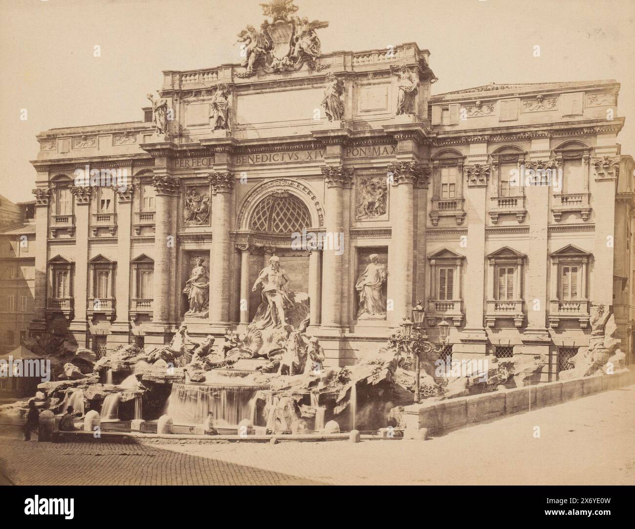 Veduta della Fontana di Trevi a Roma, Italia, Fontana di Trevi fatta da Niccolo salvi 1735-1762, Roma (titolo della serie sull'oggetto), fotografia, anonima, su disegno di: Giovanni Lorenzo Bernini, Roma, 1851 - 1900, cartone, stampa albume, altezza, 207 mm x larghezza, 259 mm Foto Stock