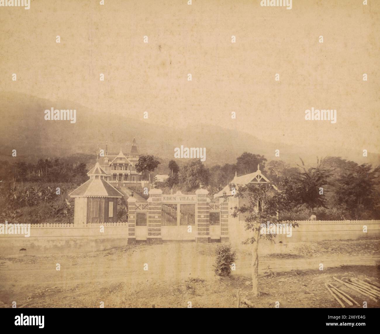 Vista di Eden Villa a Port-au-Prince ad Haiti, Haiti (titolo sull'oggetto), fotografia, anonimo, Port-au-Prince, 1886 - 1900, carta, stampa albume, altezza, 195 mm x larghezza, 245 mm, altezza, 220 mm x larghezza, 270 mm Foto Stock