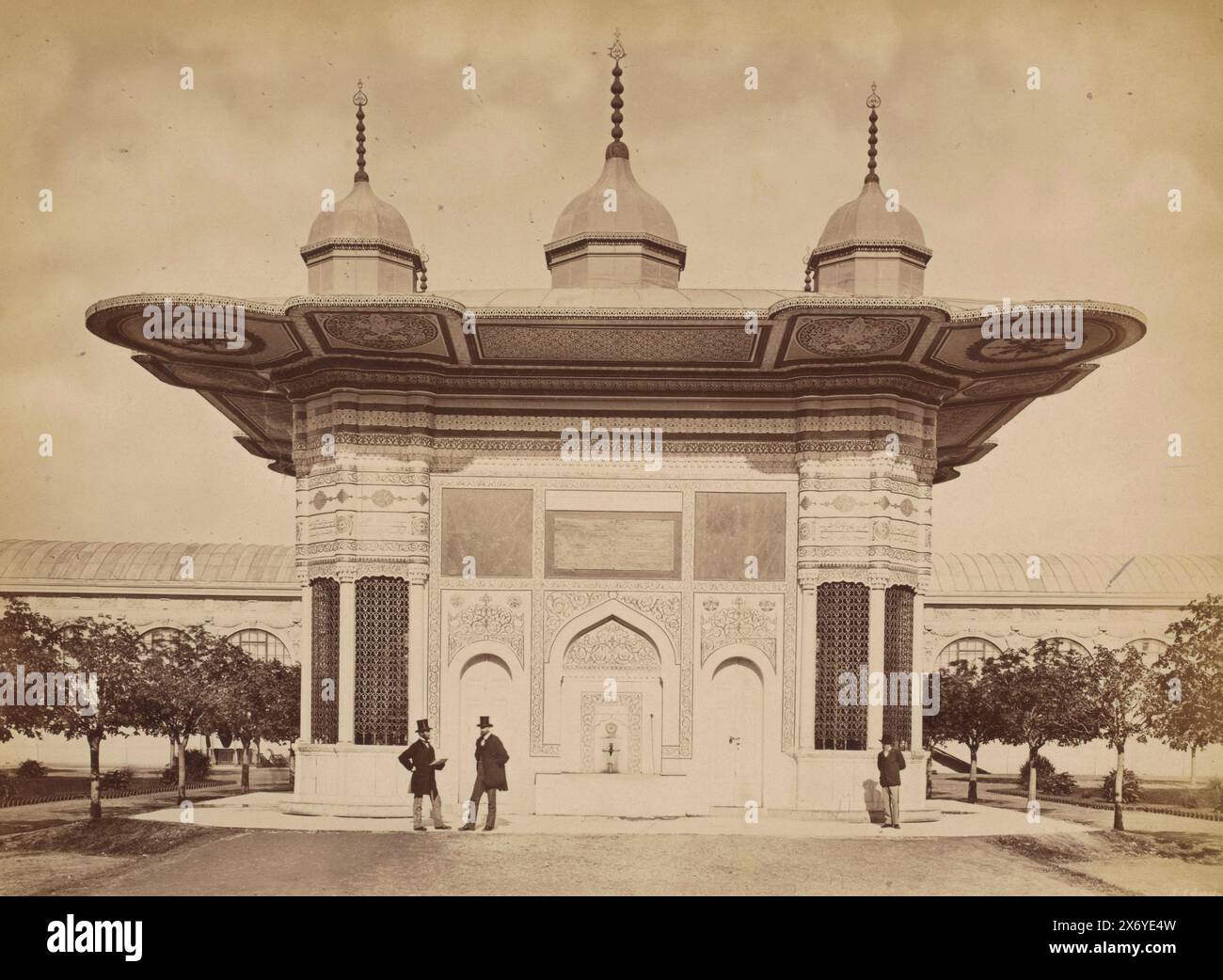 Tre uomini di fronte alla fontana di Ahmed III a Istanbul, Turchia, Brunnen. Achmed II (titolo sull'oggetto), fotografia, J. Loroy, (menzionato sull'oggetto), 1851 - 1900, cartone, stampa albume, altezza, 203 mm x larghezza, 261 mm Foto Stock