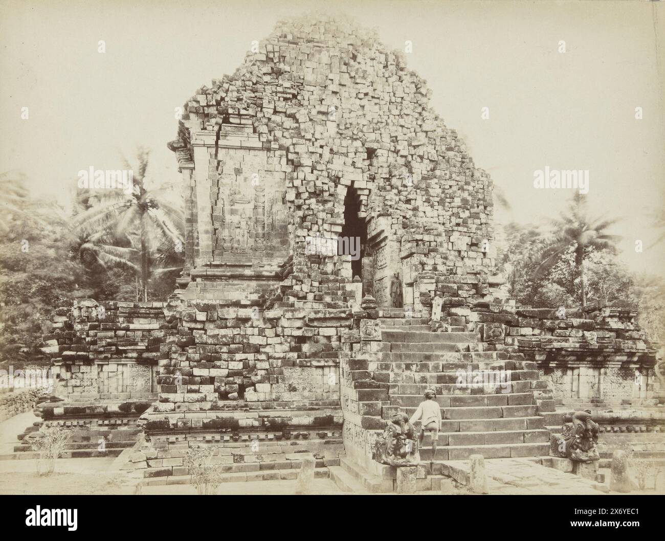 Candi Mendut per il restauro, Java. Paesi reali. Facciata anteriore Mendoet (titolo sull'oggetto), fotografia, Kassian Céphas, Java, 1870 - 1890, carta, stampa albume, altezza, 163 mm x larghezza, 220 mm, altezza, 185 mm x larghezza, 238 mm Foto Stock